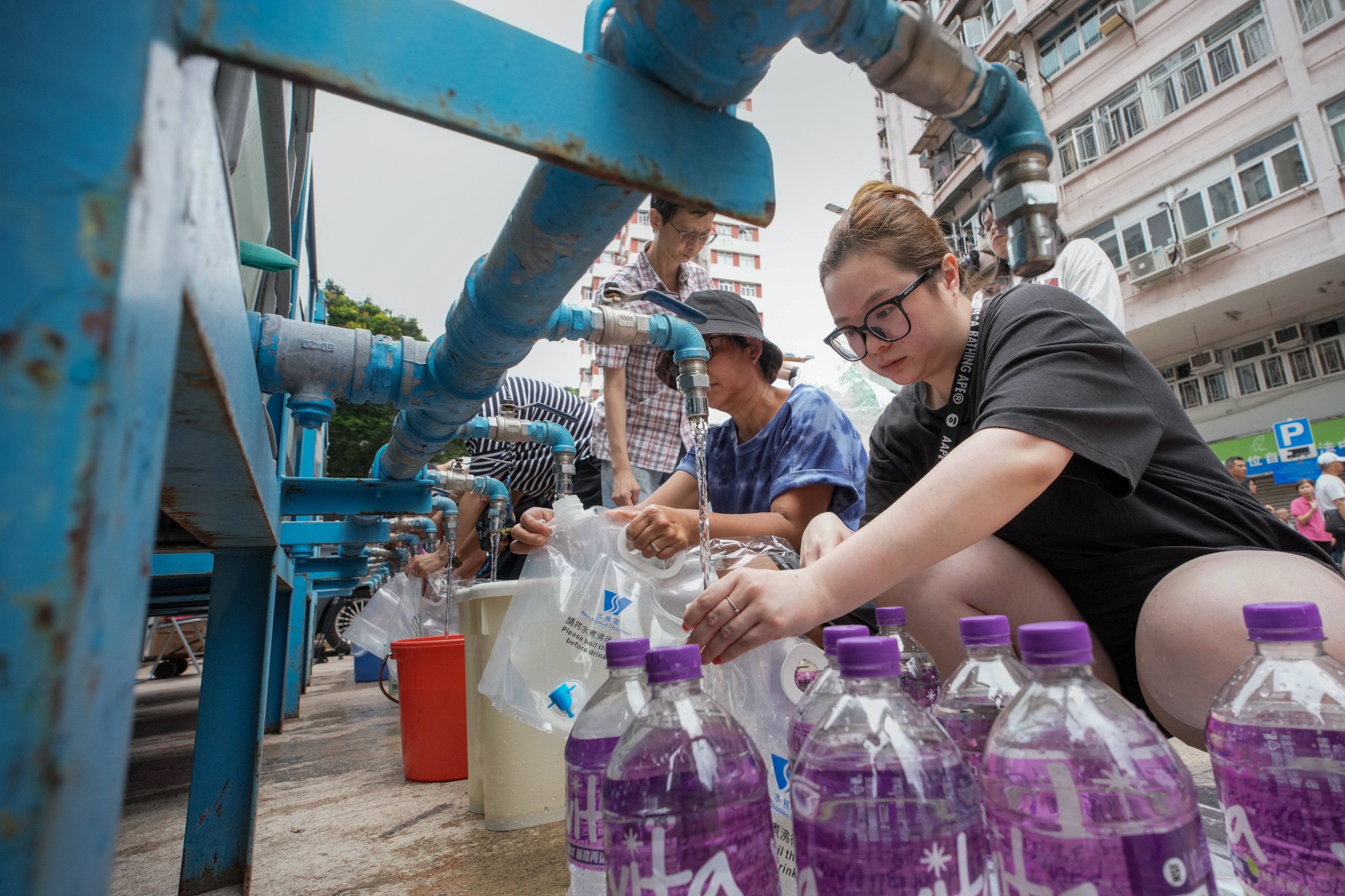 Residents in Shau Kei Wan and Sai Wan Ho stock up on water. Photo: Dickson Lee