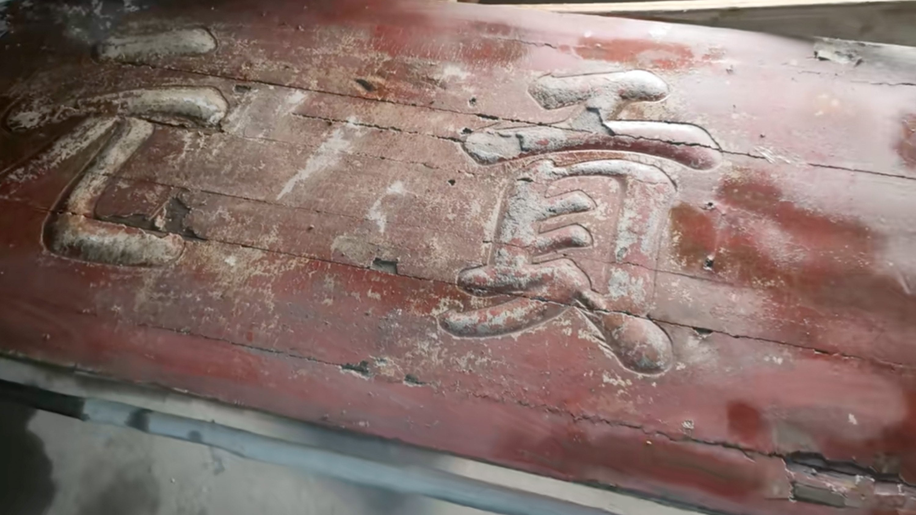 A man in Anhui made a shocking discovery: his family’s old dining table was actually a repurposed Qing dynasty academic record. Photo: Douyin