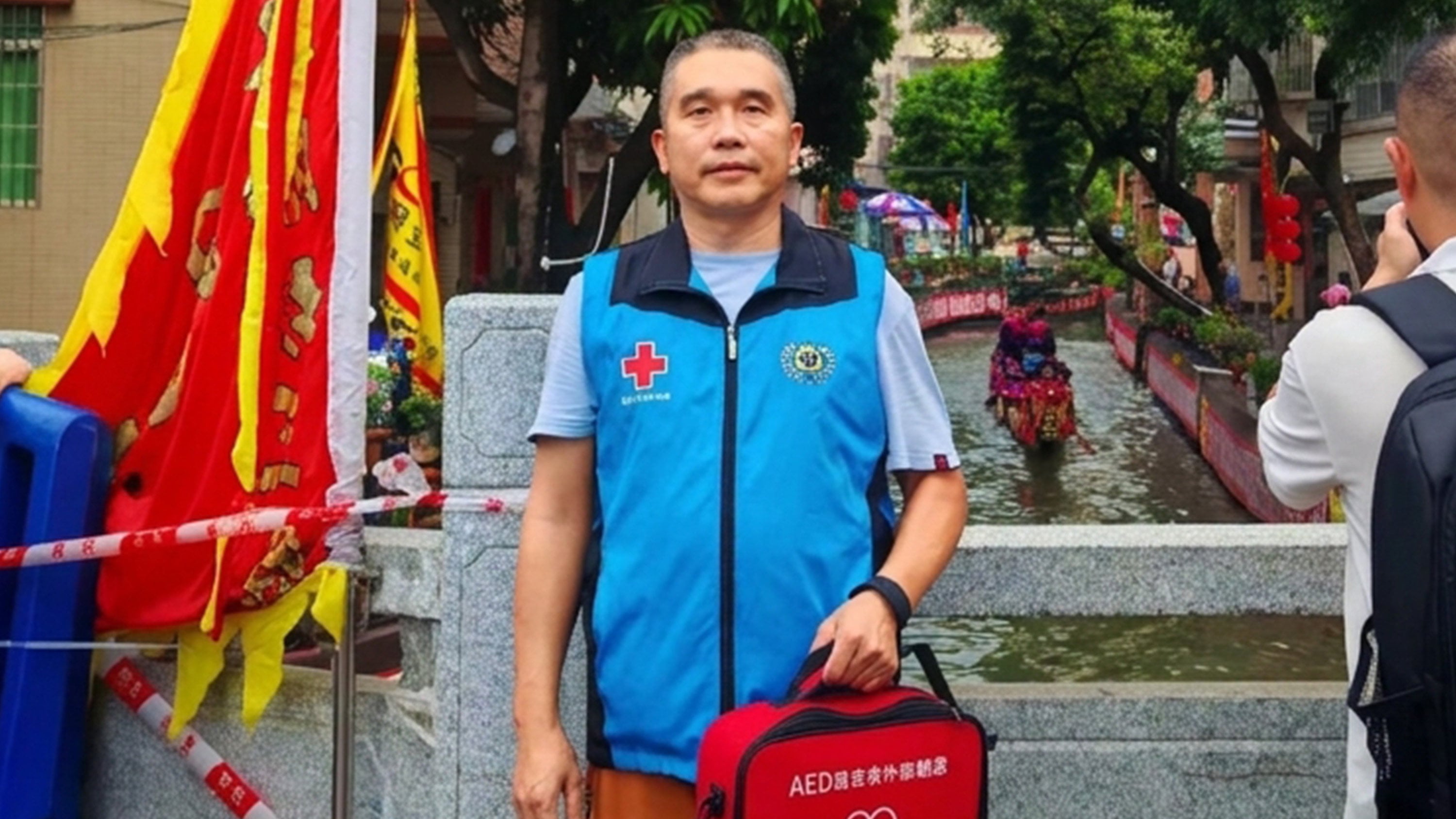 Equipped with a dedicated emergency smartphone linked directly to dispatch, a Chinese ride-hailing driver assists Foshan's medical teams by rushing to emergency scenes and saving critical patients. Photo: southcn.com