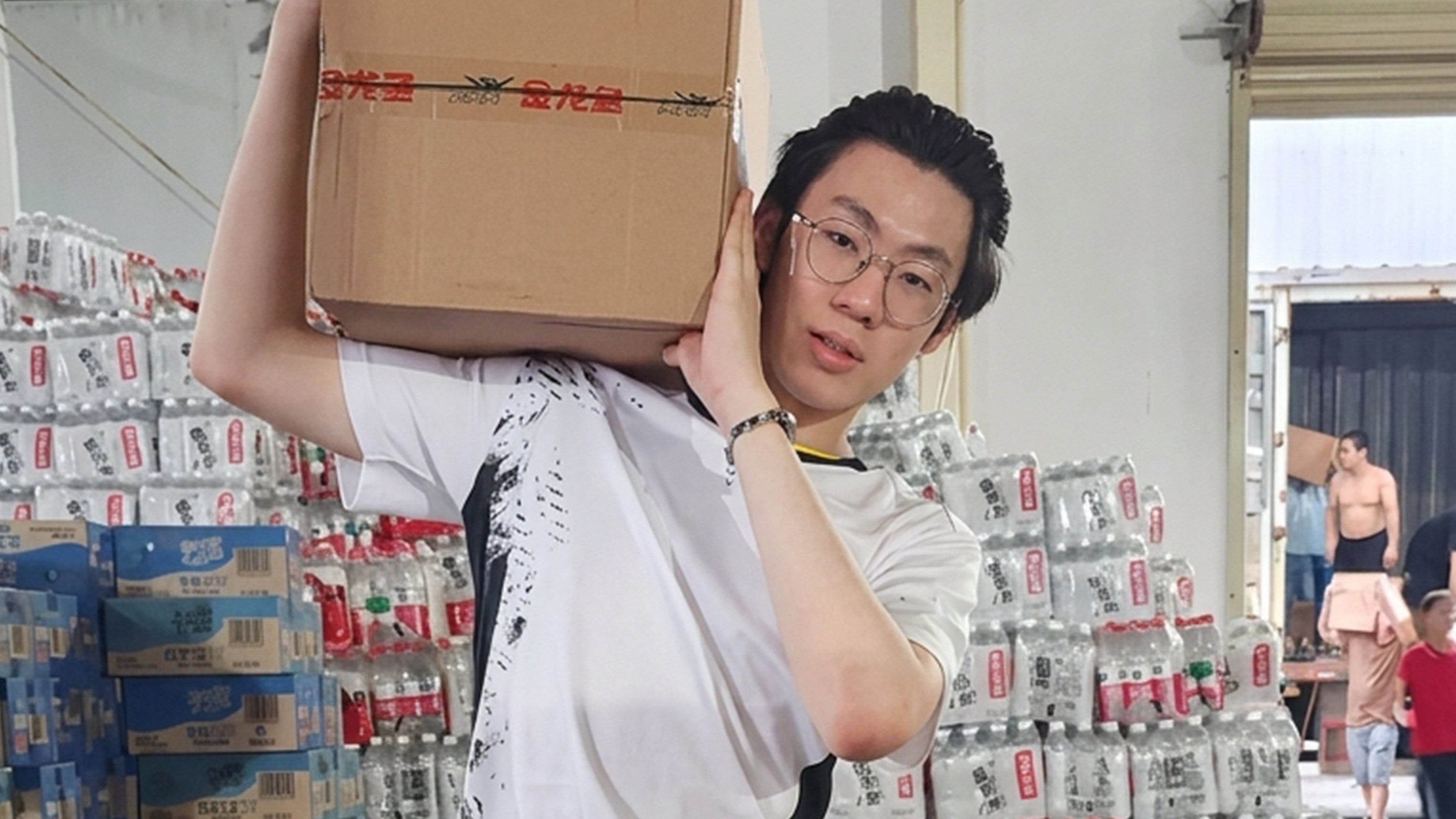 After completing his gaokao exam, a Shanghai teenager told his parents he was heading out on a leisure holiday, but secretly embarked on a 13-hour journey to flood-stricken Guangxi with a friend. Photo: QQ.com