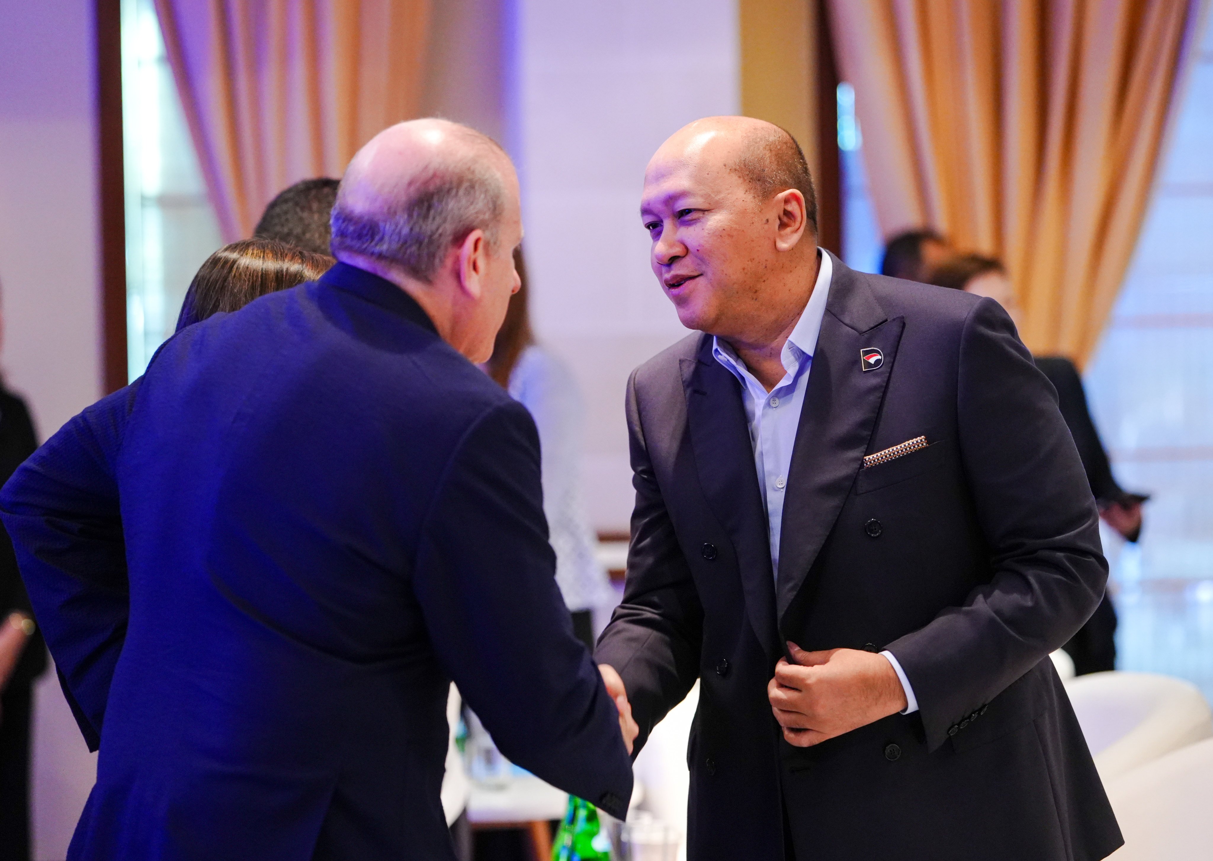 Weisberg shakes hands with Rosan Perkasa Roeslani, chief executive officer of Danantara Indonesia, at the forum. Photo: SCMP