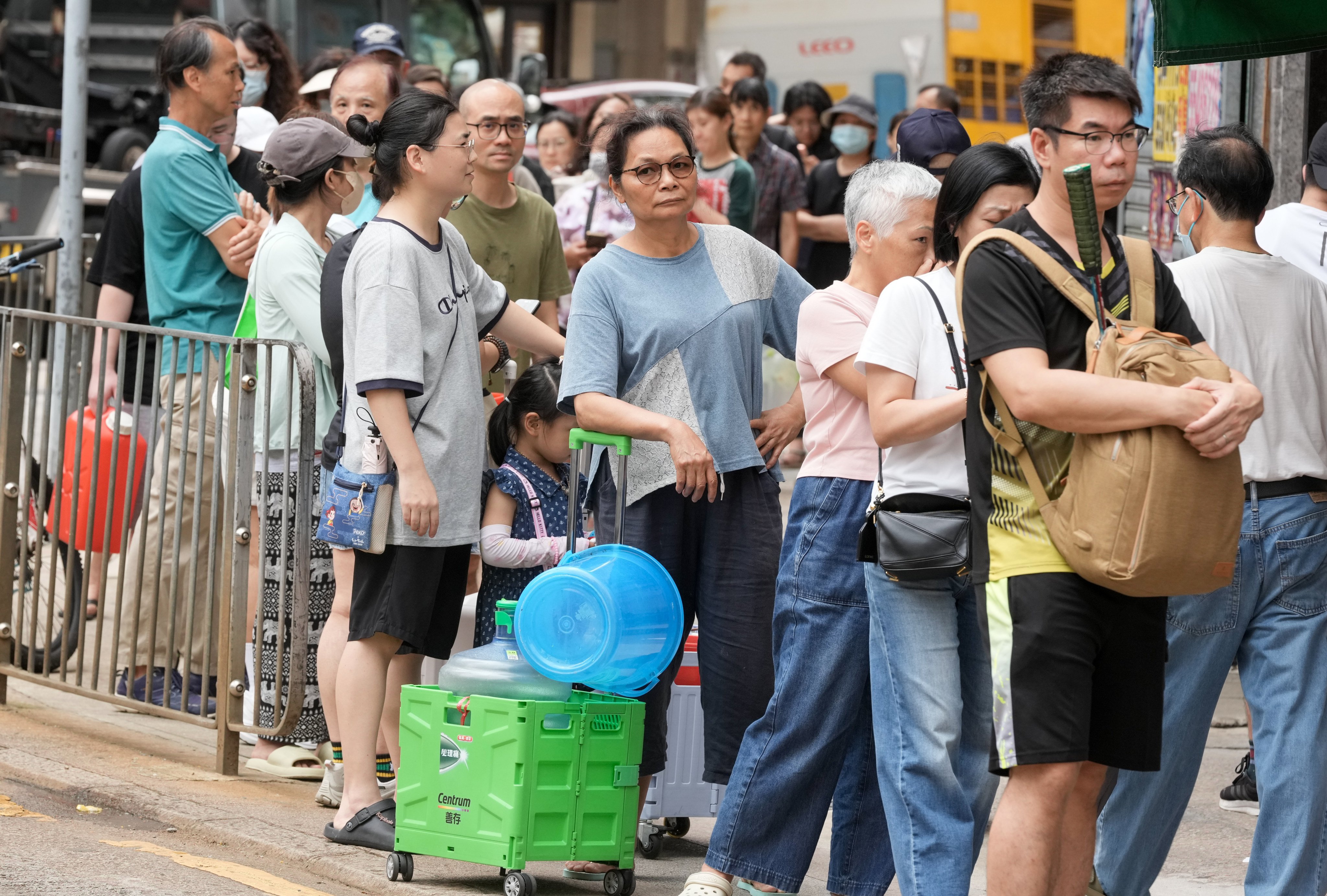 Residents queue in the heat with buckets to collect water. Photo: Dickson Lee