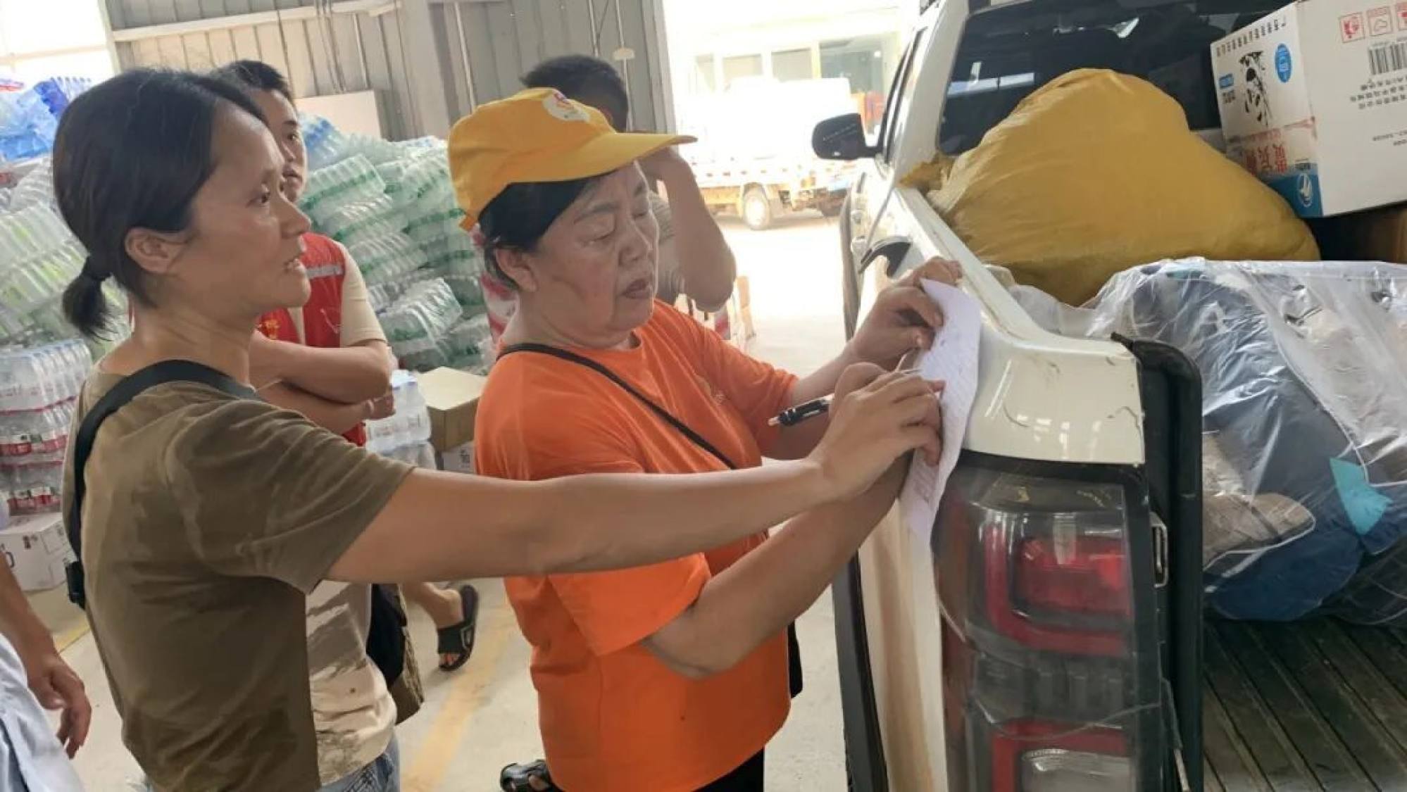Volunteers moving essential supplies to stranded victims proved vital to regional relief efforts. Photo: gmw.cn