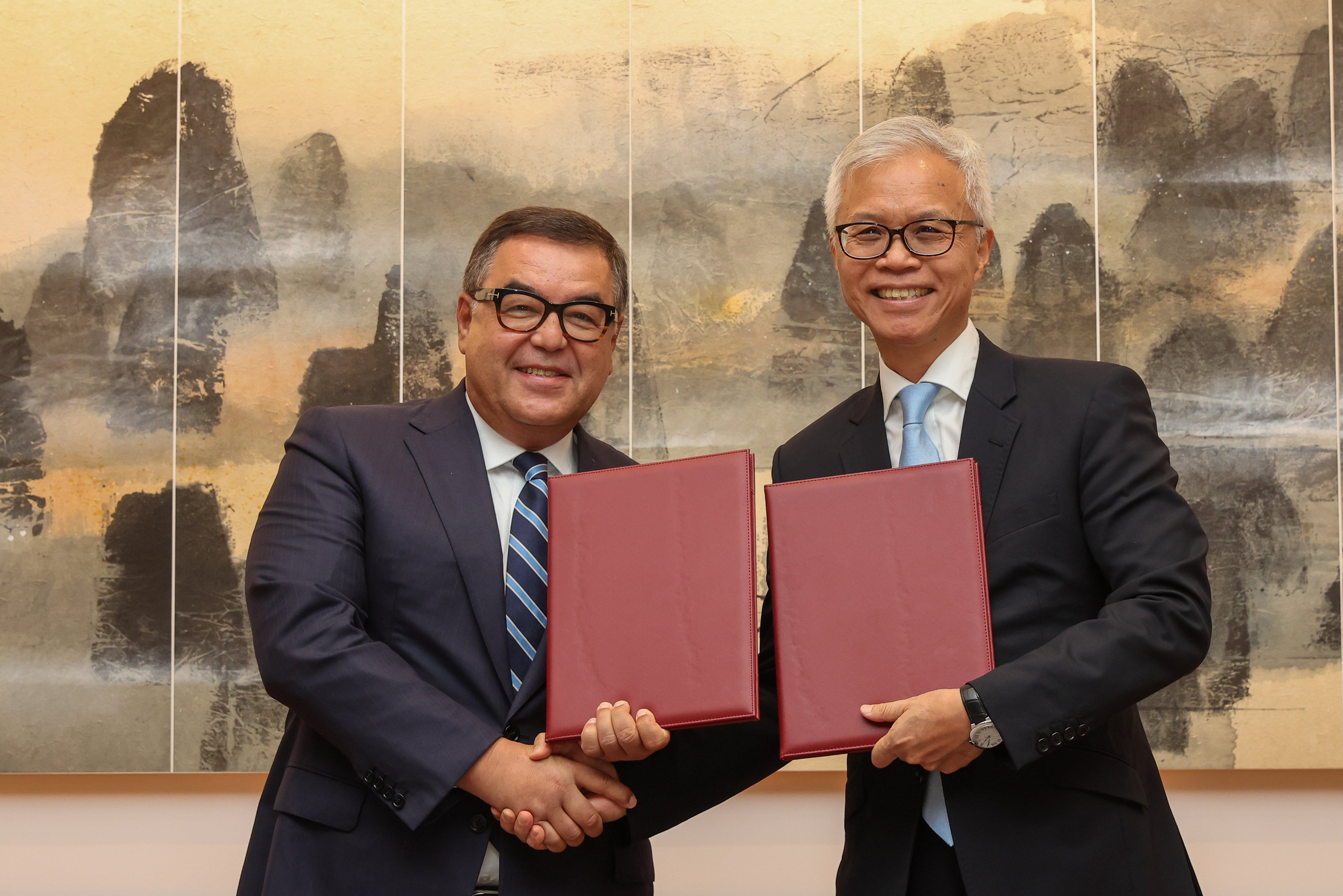 Firdavs Abdukhalikov (left), director of the Islamic Civilisation Centre, poses with Louis Ng, director of the Hong Kong Palace Museum. Photo: Edmond So