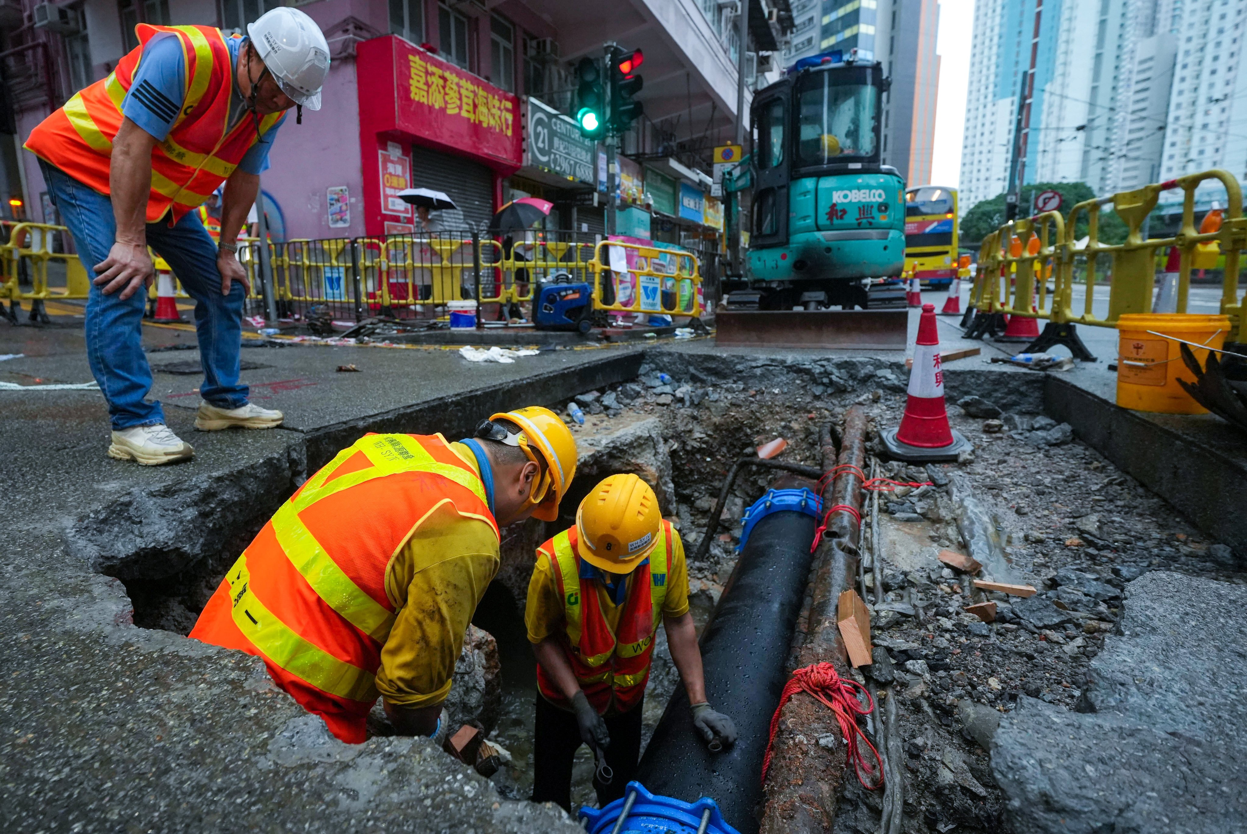 Workers carry out emergency repairs for a burst pipe in Shau Kei Wan. Photo: Sun Yeung