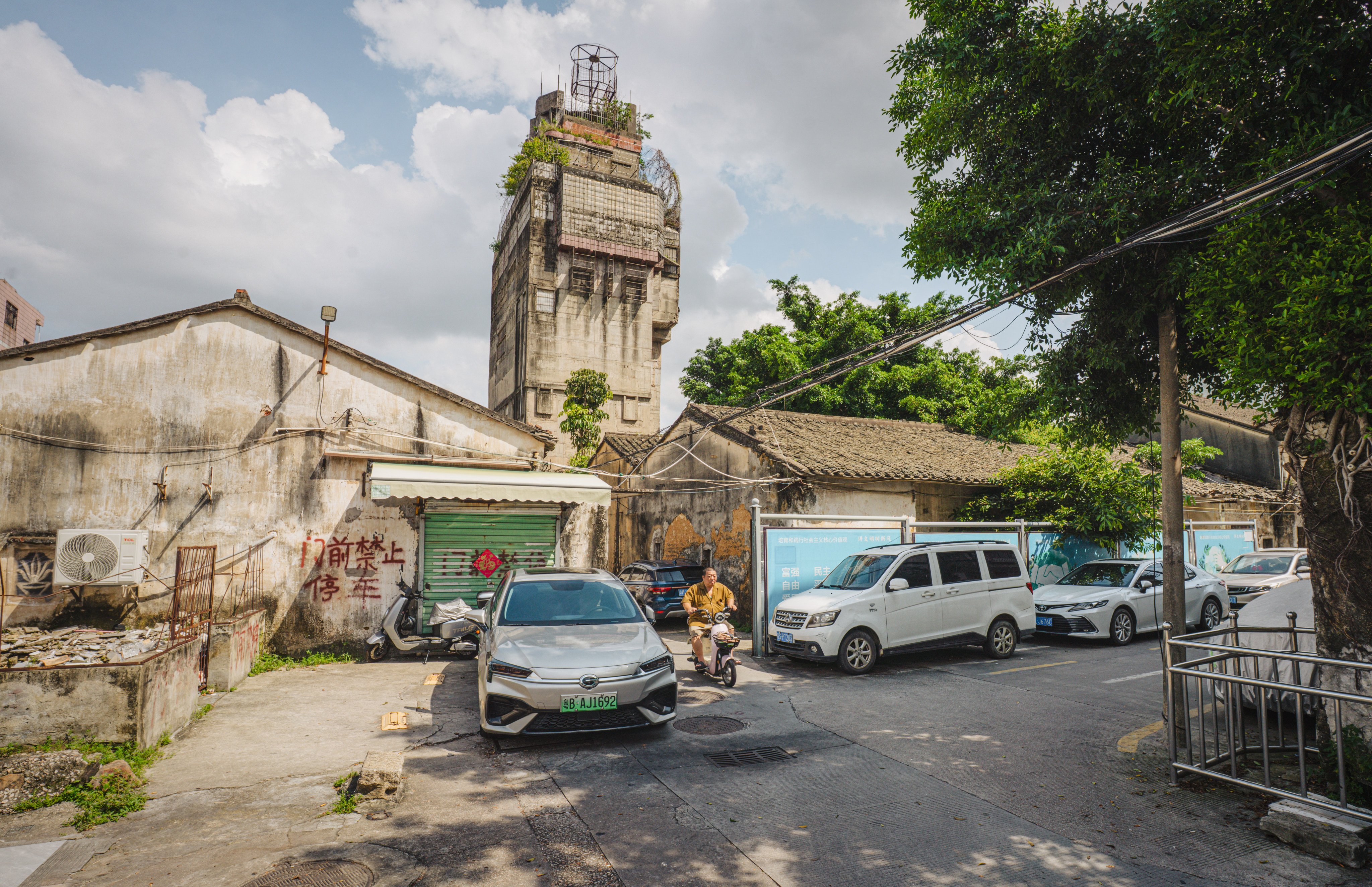 scmp.com - Ellis Ng - One man's fortress: an eccentric's labour of love in Longgang
