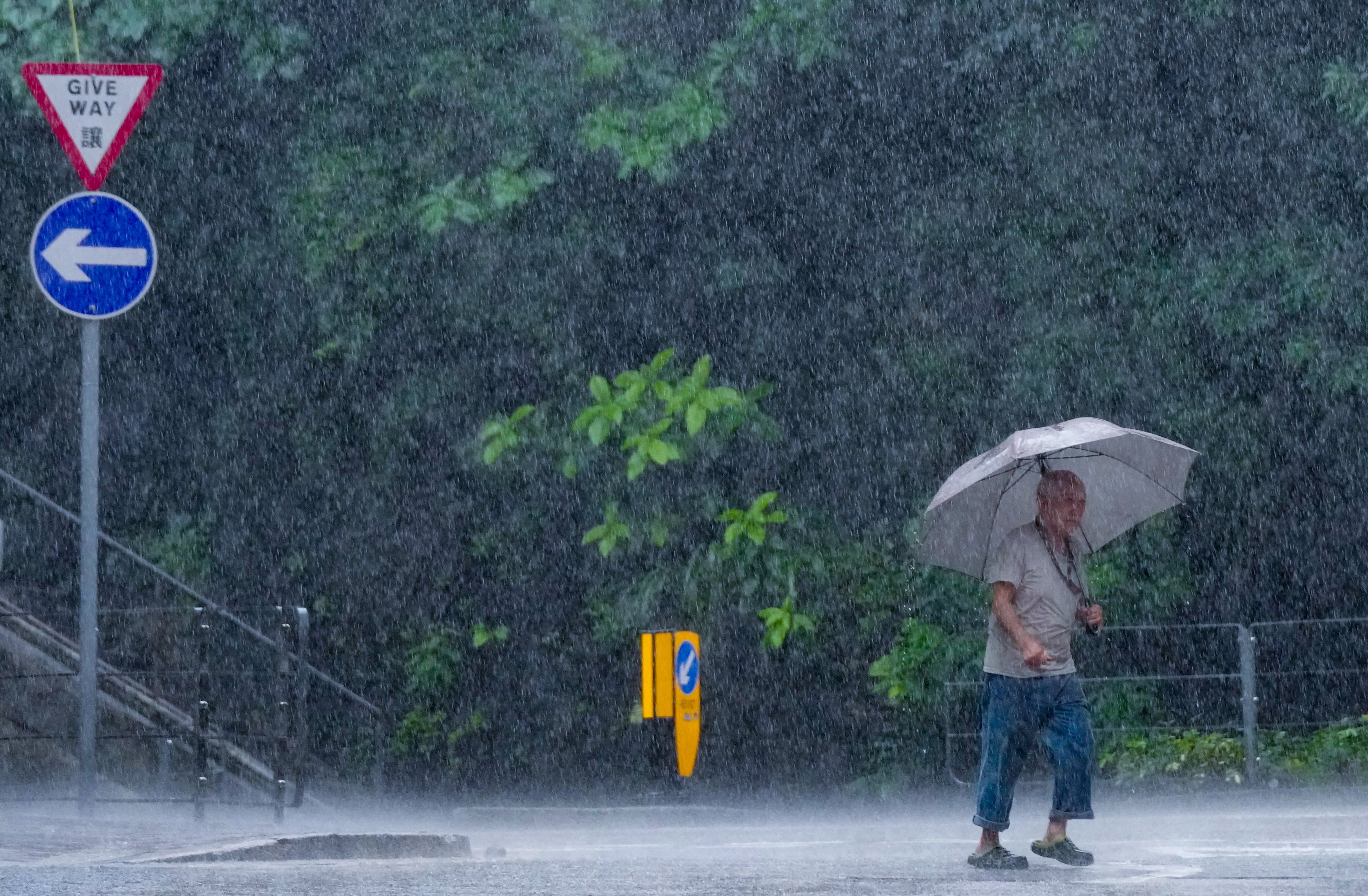 A man braves the heavy rain in Shau Kei Wan. Photo: Jelly Tse
