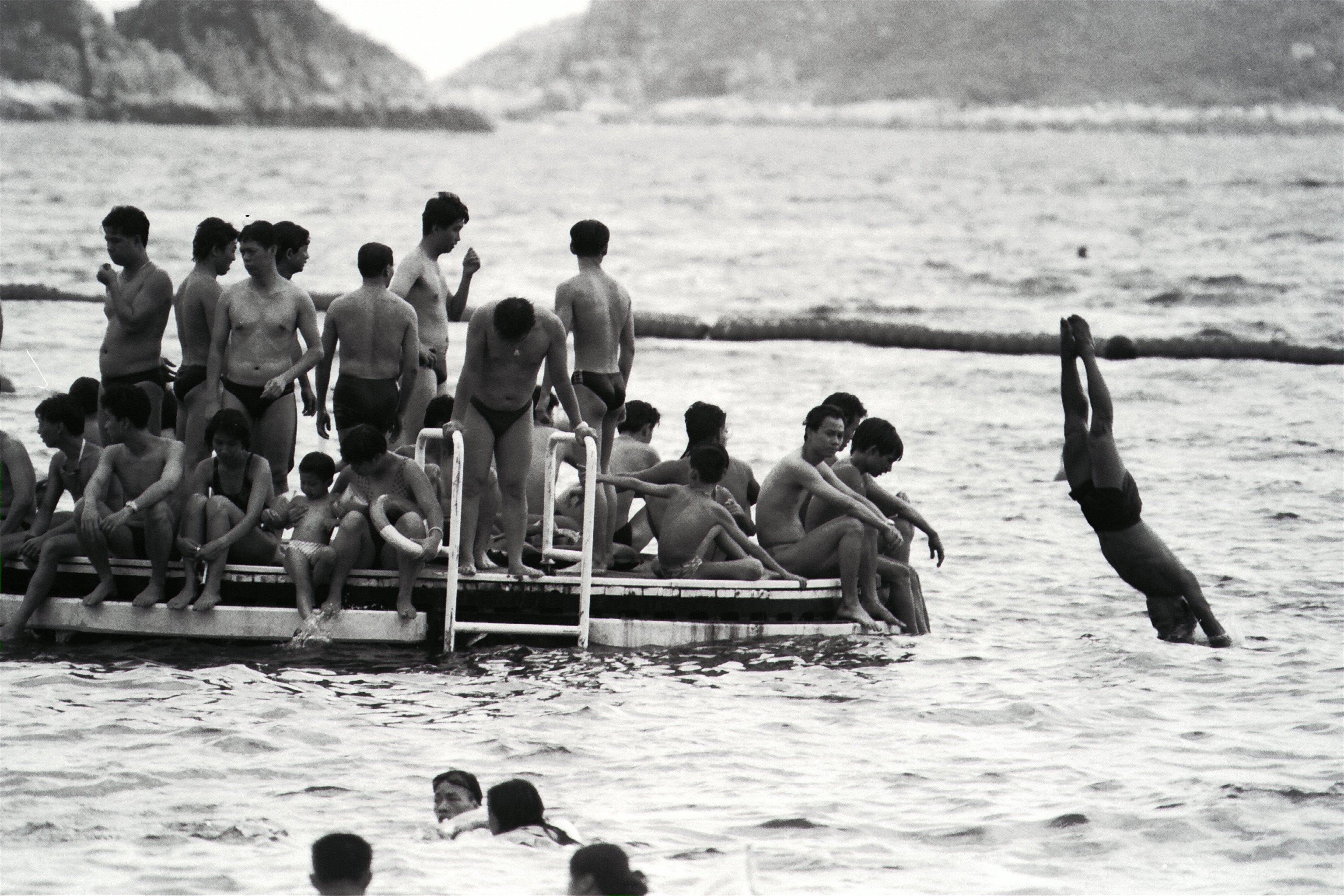 Swimmers crowd onto a pontoon in Repulse Bay in 1990. Photo: SCMP Archives