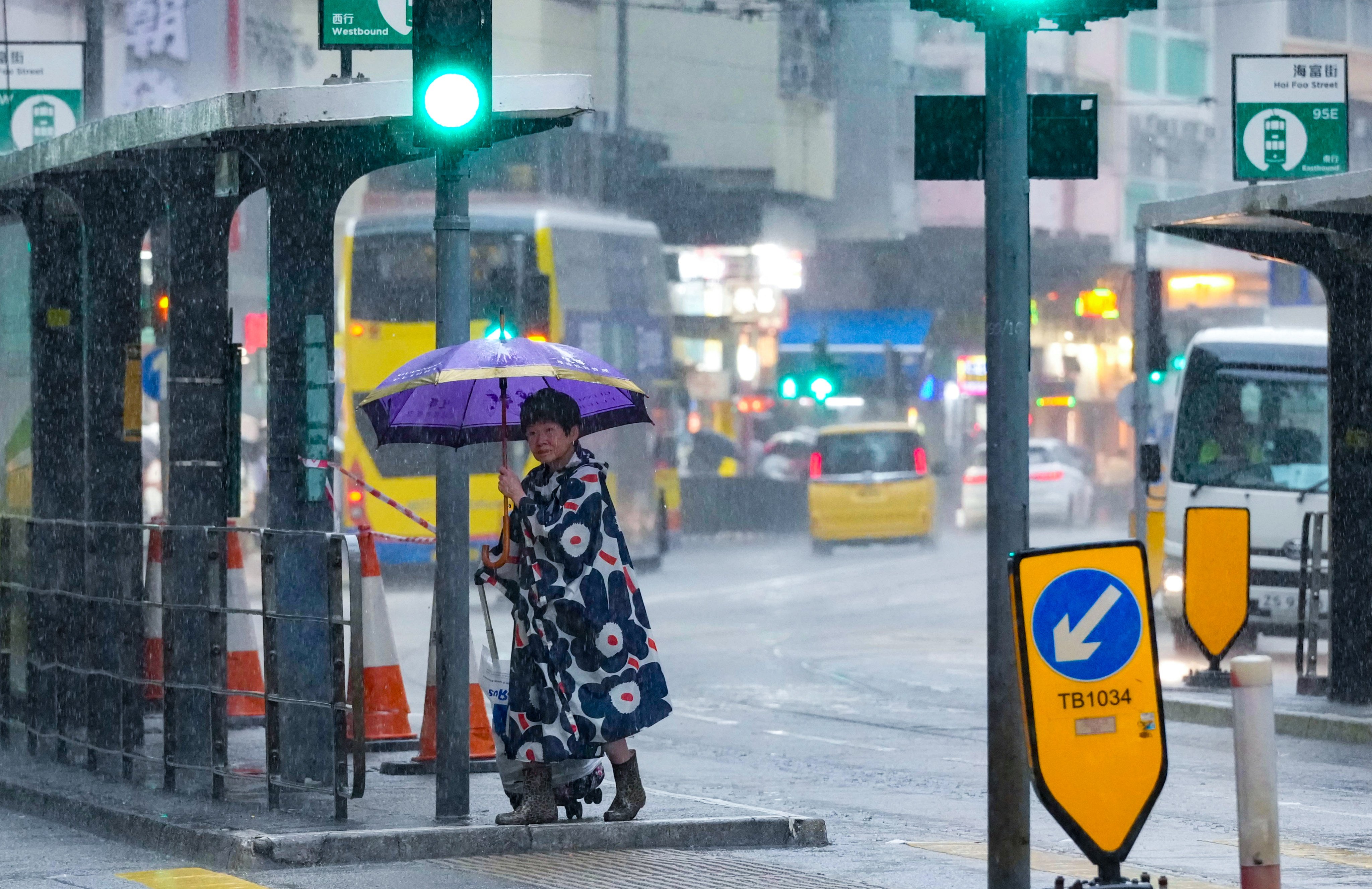 The forecaster says that a broad trough of low pressure will bring showers and thunderstorms to Guangdong on Monday and Tuesday. Photo: Jelly Tse