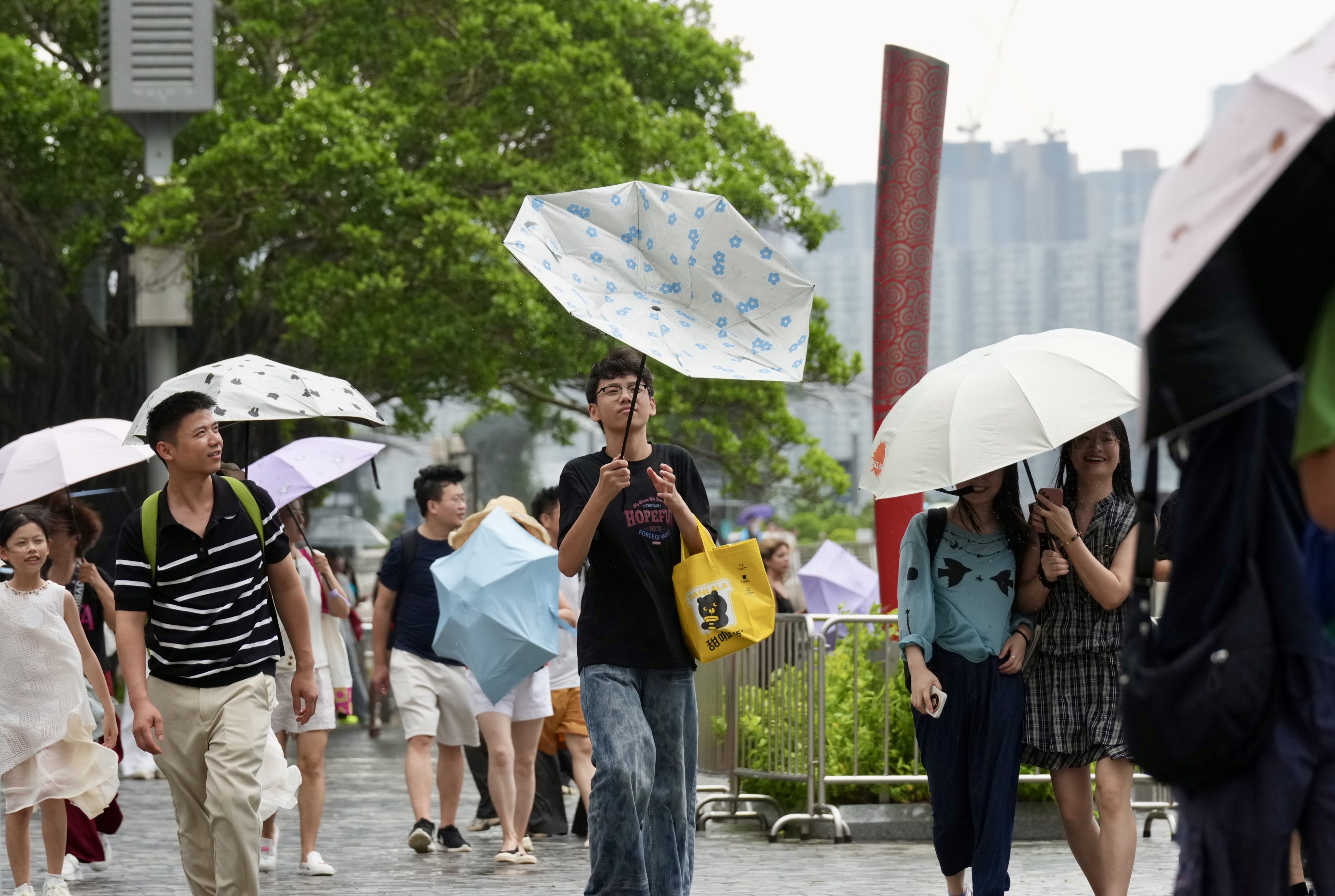 Hongkongers experience heavy rain in Tsim Sha Tsui. Photo: Jelly Tse