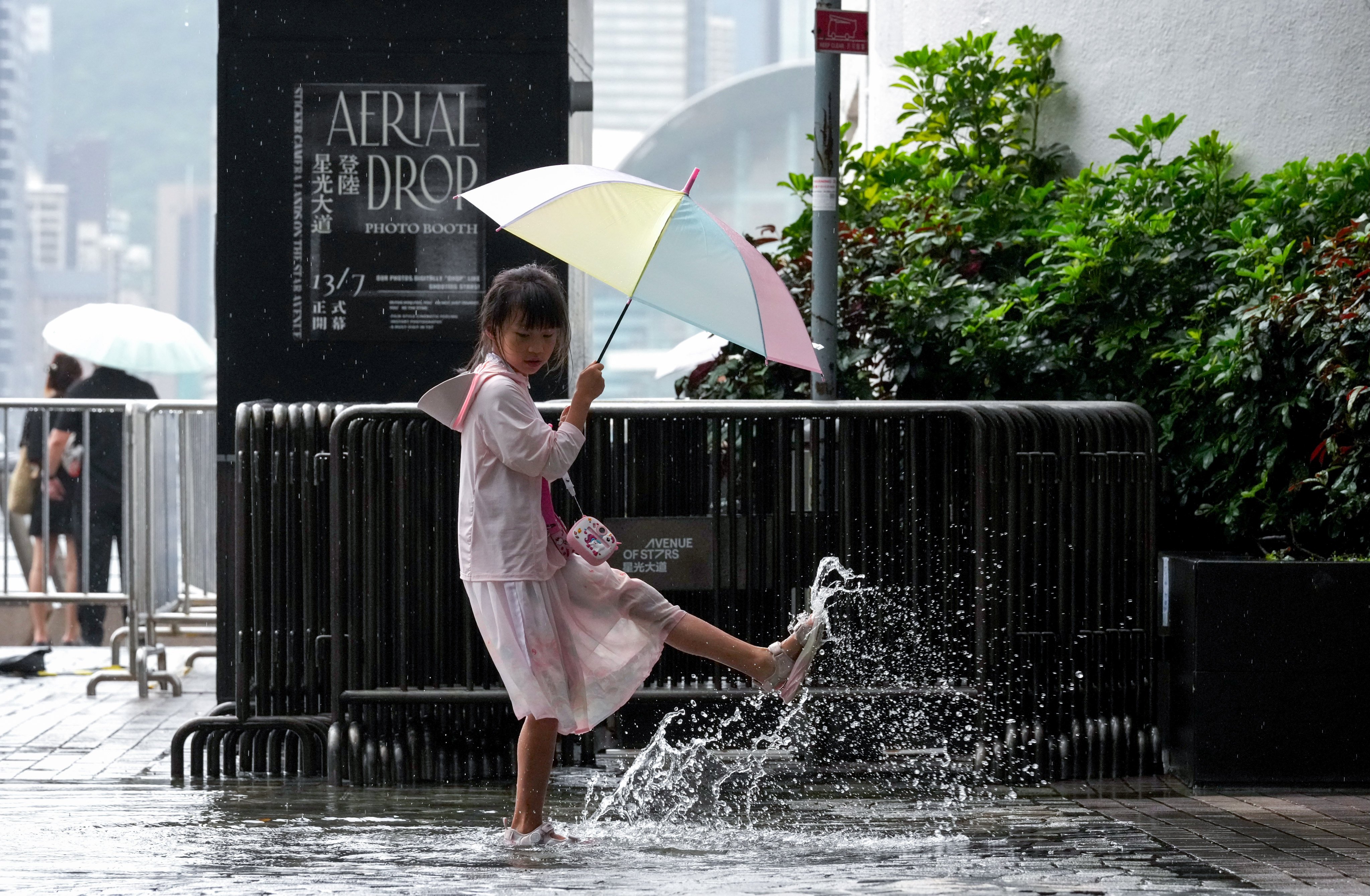 The local forecaster has warned that downpours are approaching the city over the coming hours. Photo: Jelly Tse