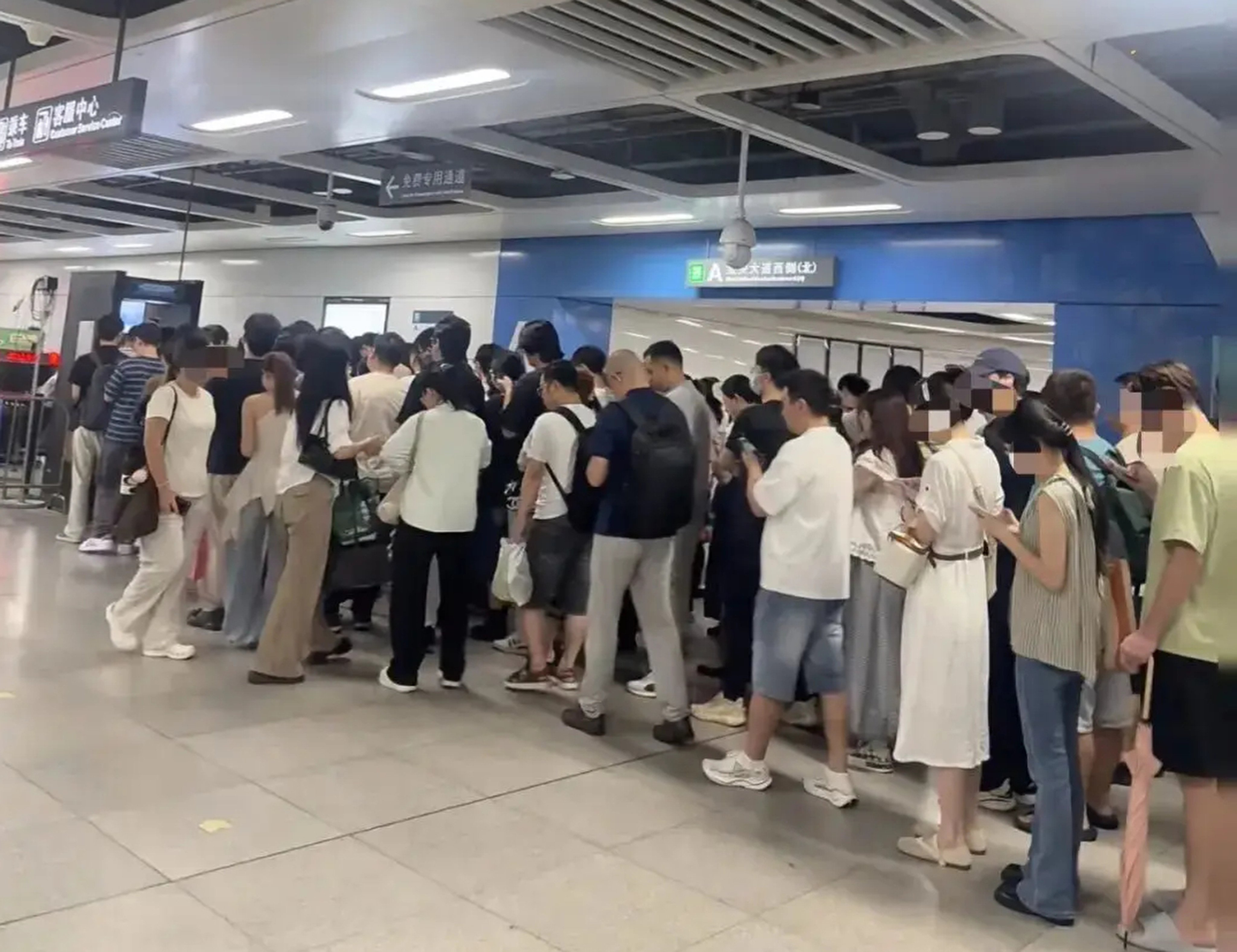 After Shenzhen's local government tightened security on the city's subway, long queues were seen as travellers went through checks. Photo: Sohu