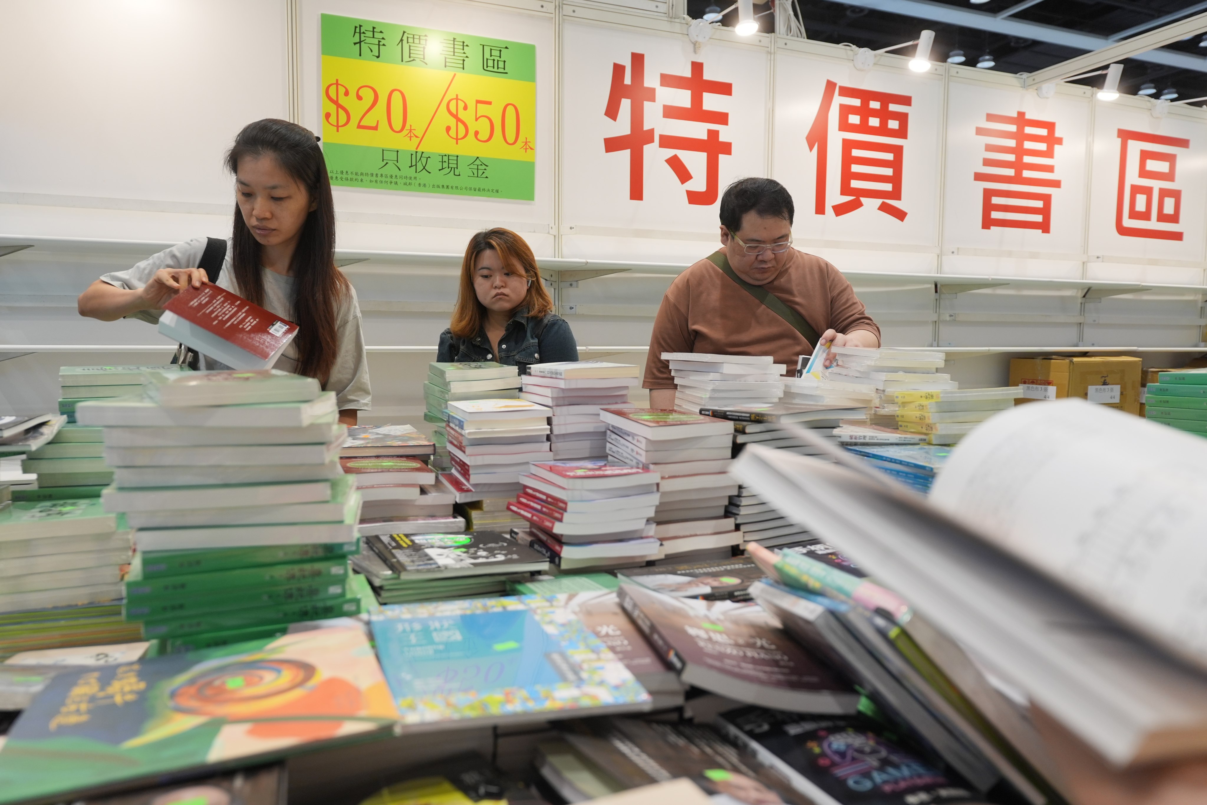 Visitors browse books on the event's last day. Photo: Elson Li