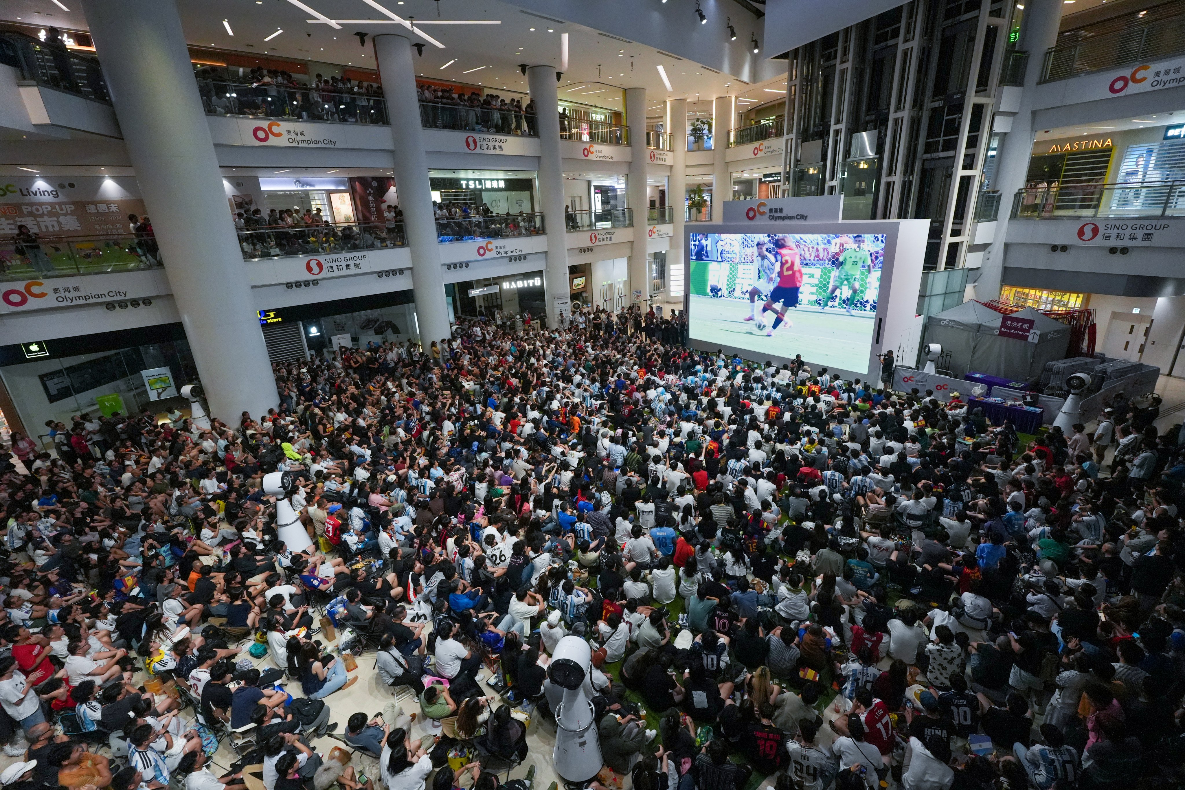 More than 1,000 soccer fans packed the Olympian City shopping mall in Tai Kok Tsui as they cheered for their teams during the World Cup final match live broadcast between Spain and Argentina. Photo: Sun Yeung