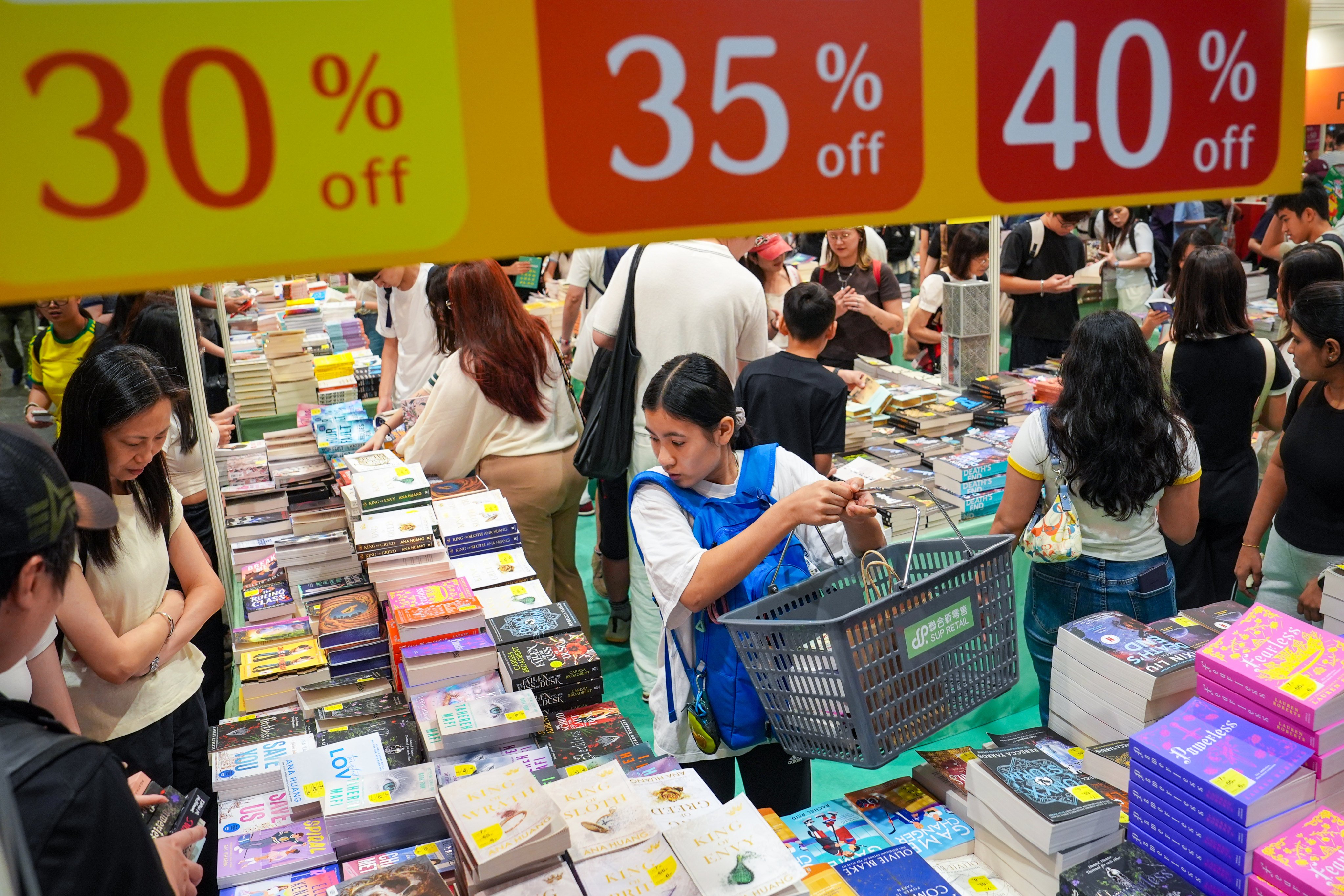 Visitors browse books at the booths during the last day of Hong Kong Book Fair, held at the Hong Kong Convention and Exhibition Centre, on July 21. Photo: Elson Li