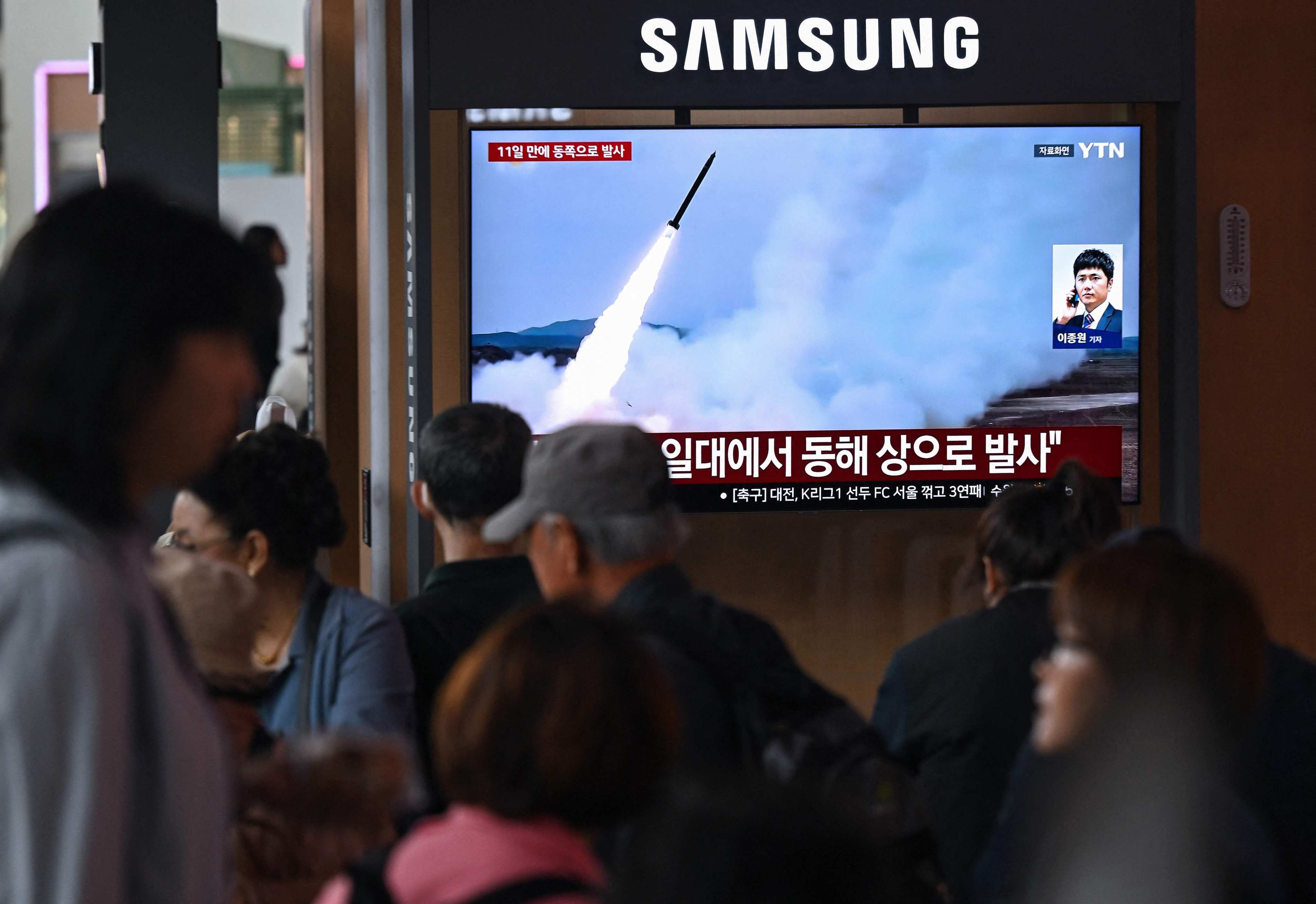 People in Seoul watch a news broadcast with file footage of a North Korean missile test, in April. 2026. Photo: AFP