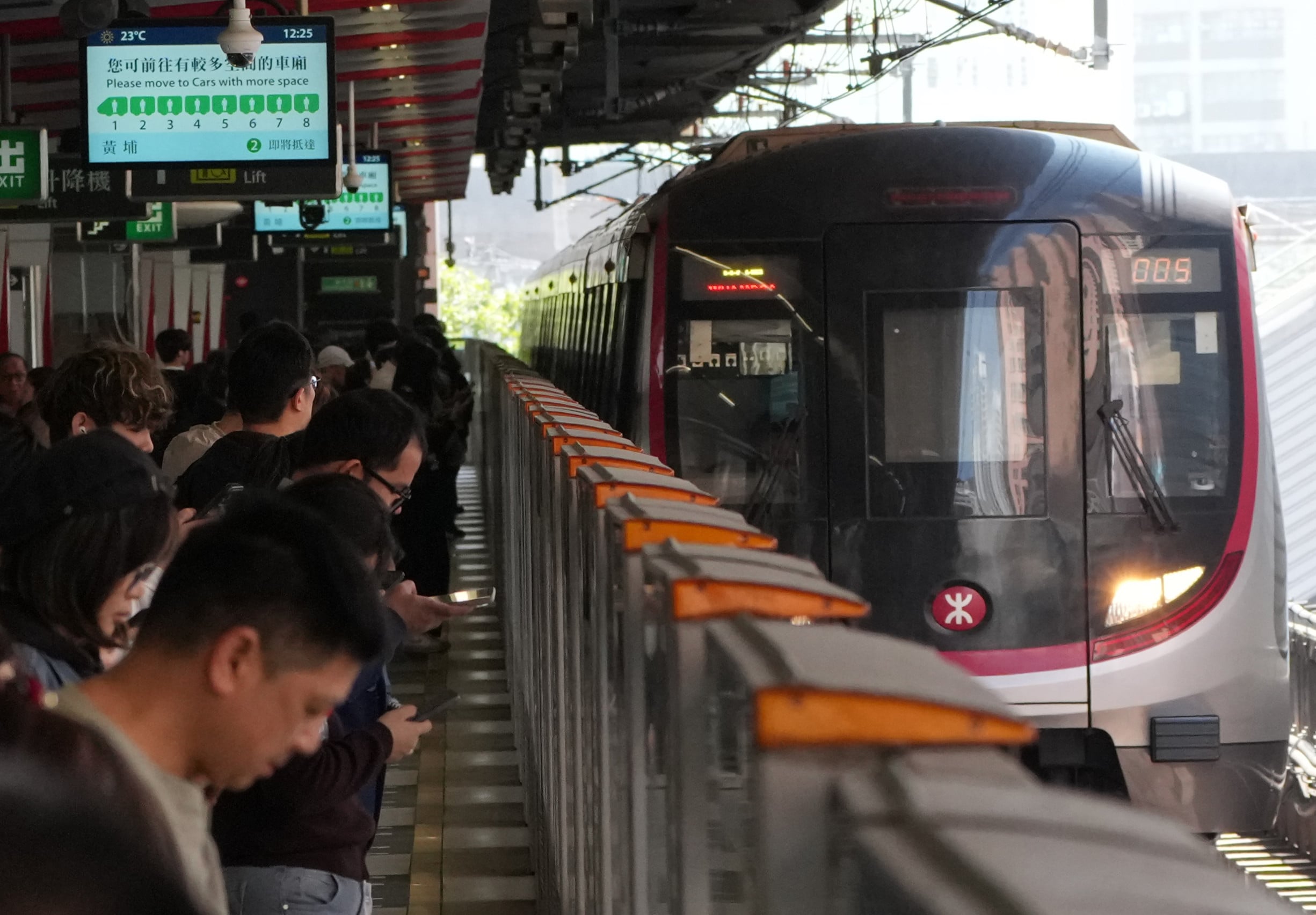 Rail operator MTR Corporation said an animal had made its way onto the tracks near Kowloon Bay station, prompting Kwun Tong line trains to run at reduced speeds. Photo: Jelly Tse