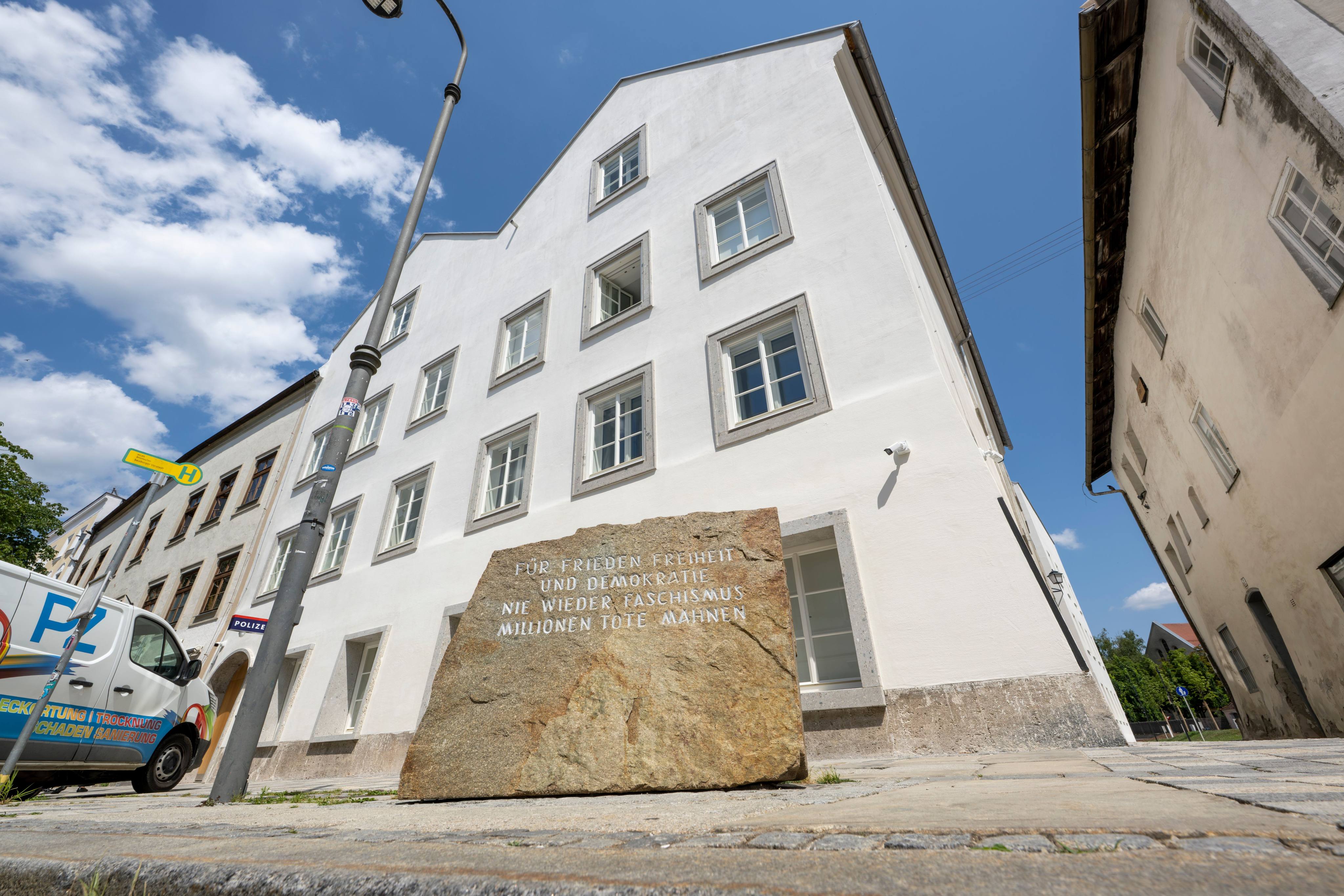 A stone bearing the inscription: 'For freedom, democracy and liberty. Never again fascism. Millions of dead remind us'. Photo: dpa