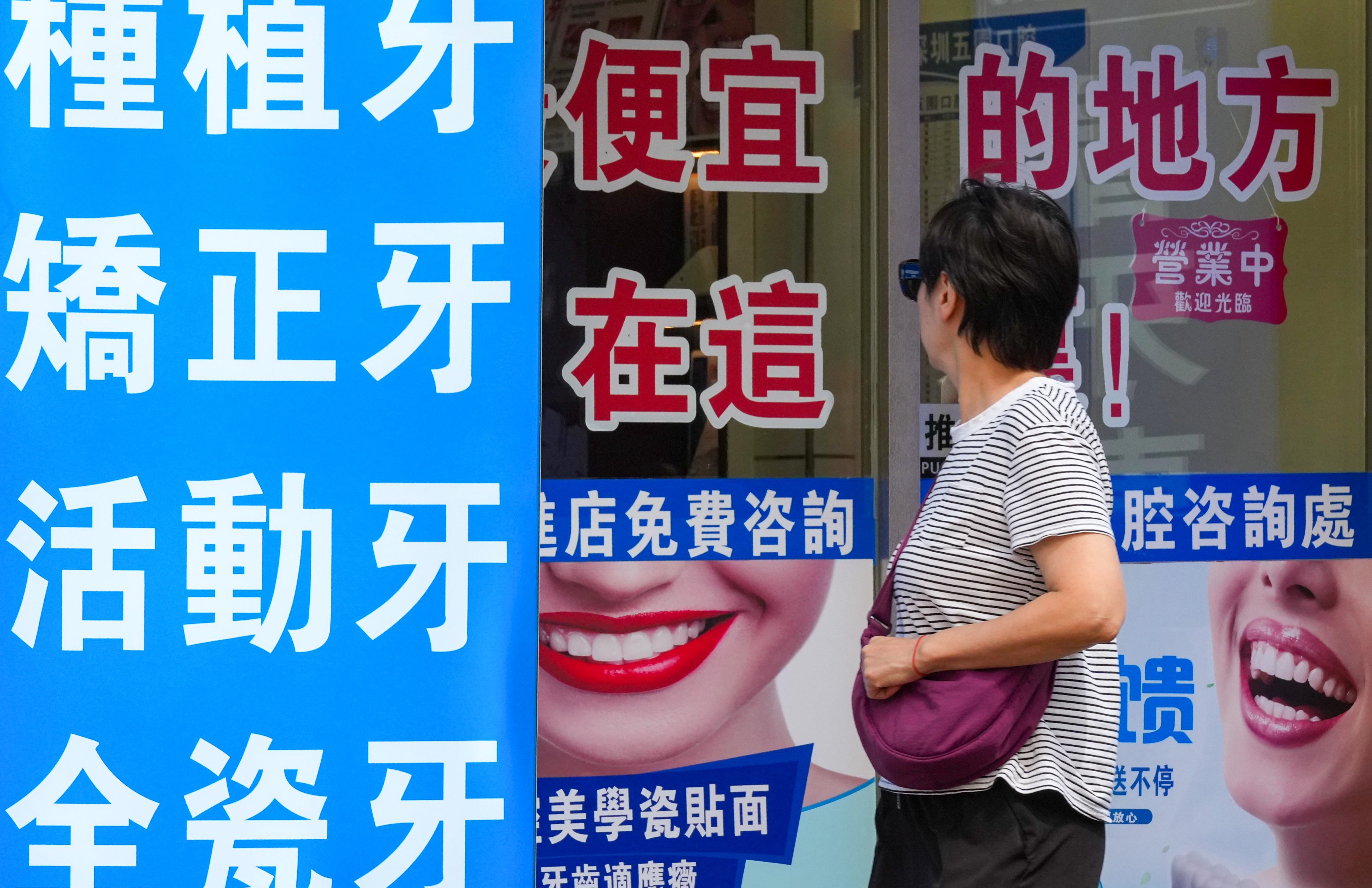 Police and Department of Health officers raided the consultation centre on King’s Road. Photo: Jelly Tse