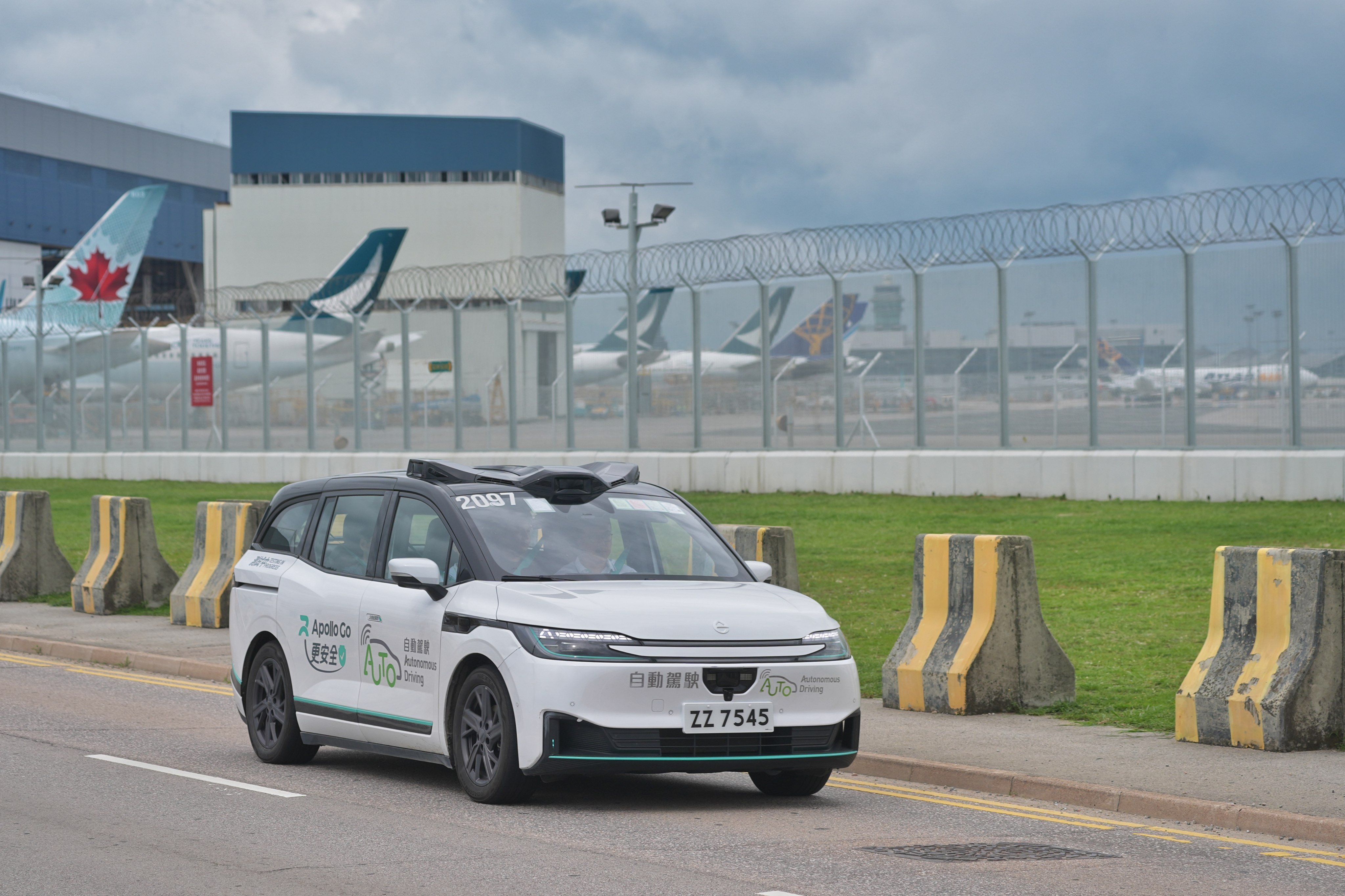 An Apollo Go vehicle takes to the road on Airport Island. Photo: Elson Li