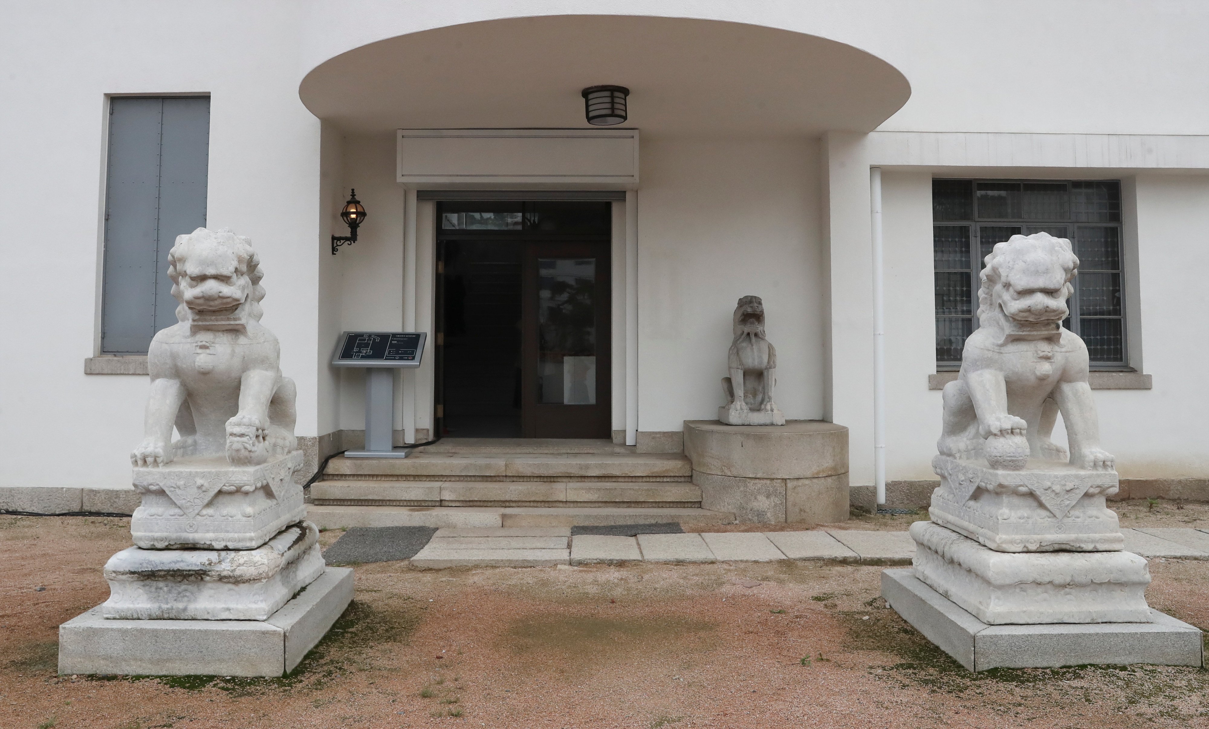 These Qing Dynasty lions, which stood outside a Seoul museum for more than 80 years, have been returned to China. Photo: Xinhua