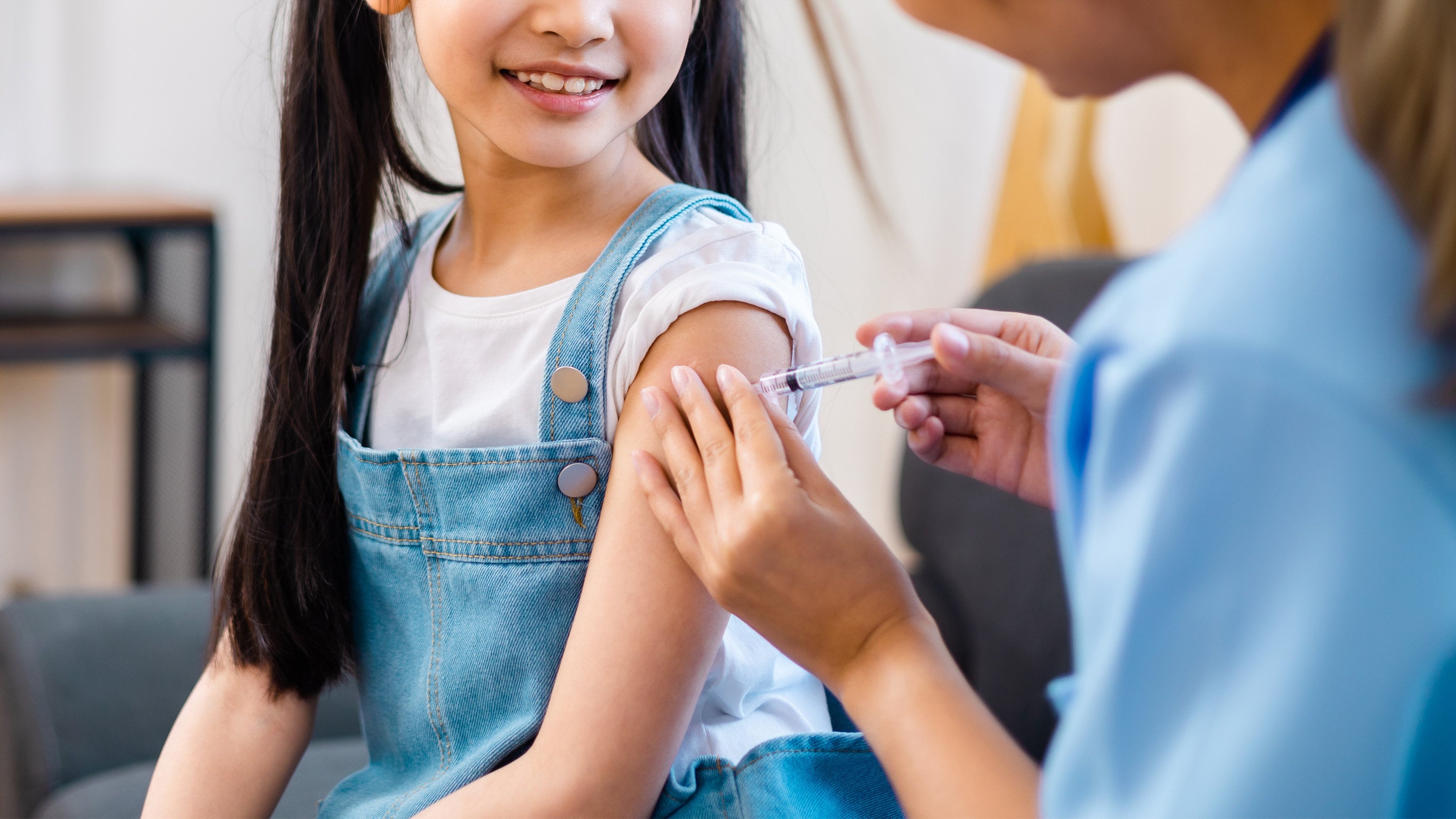 A father’s choice to fund growth hormone injections for his daughter sparks ethical questions about societal pressures regarding height. Photo: Shutterstock