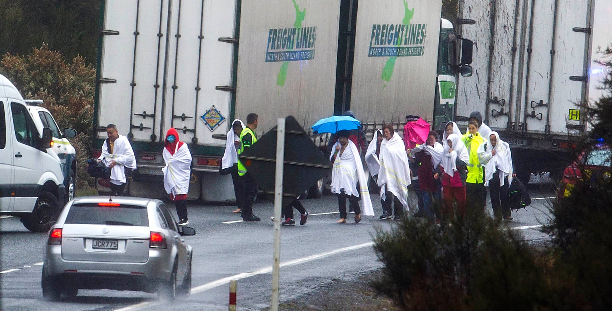 Survivors from a tourist bus crash walk along the highway in the Mamaku Ranges near Rotorua, New Zealand, on September 4. 2019. A bus carrying a group of Chinese tourists crashed near the popular New Zealand tourist town. Photo: AP