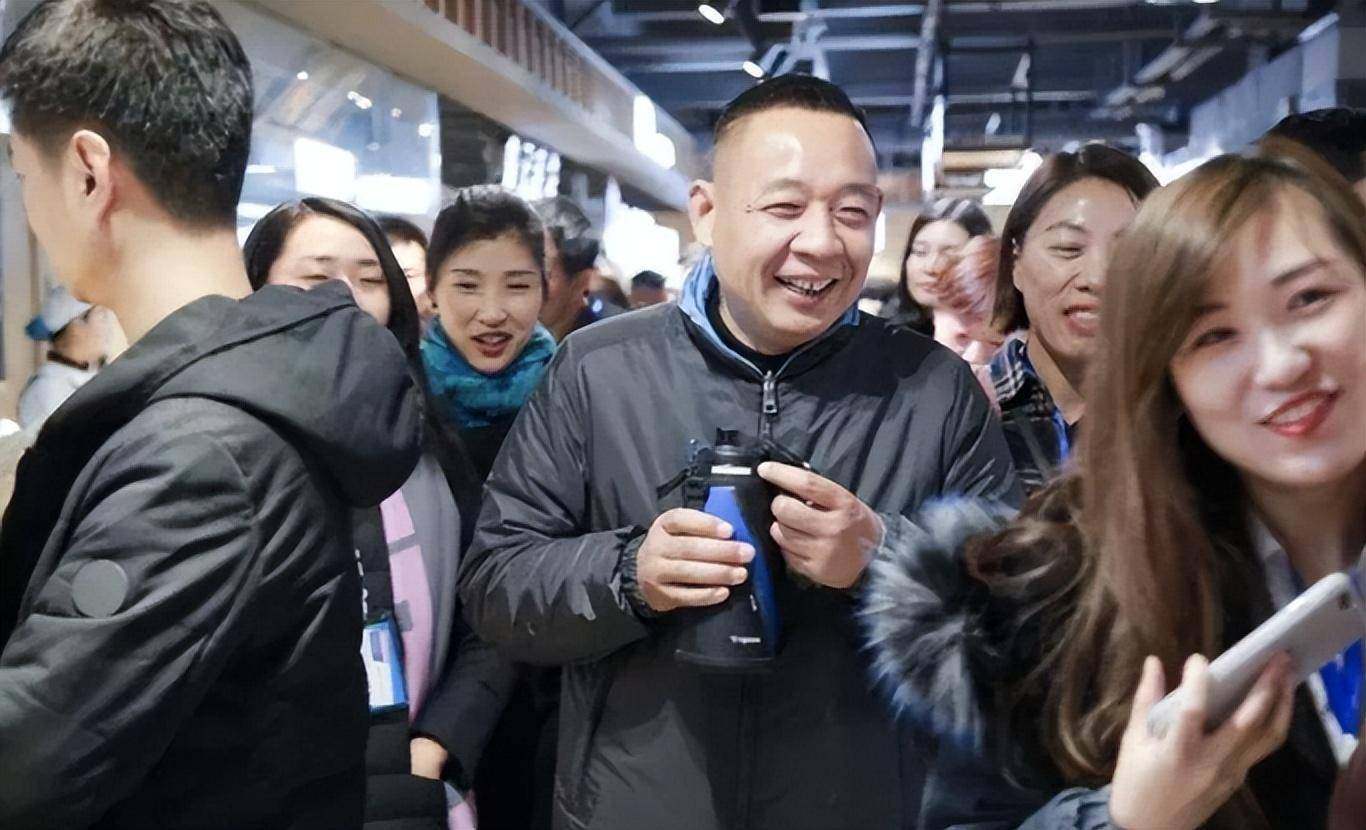 Yu Donglai (centre) CEO of Chinese supermarket chain Pangdonglai. Photo: Sohu