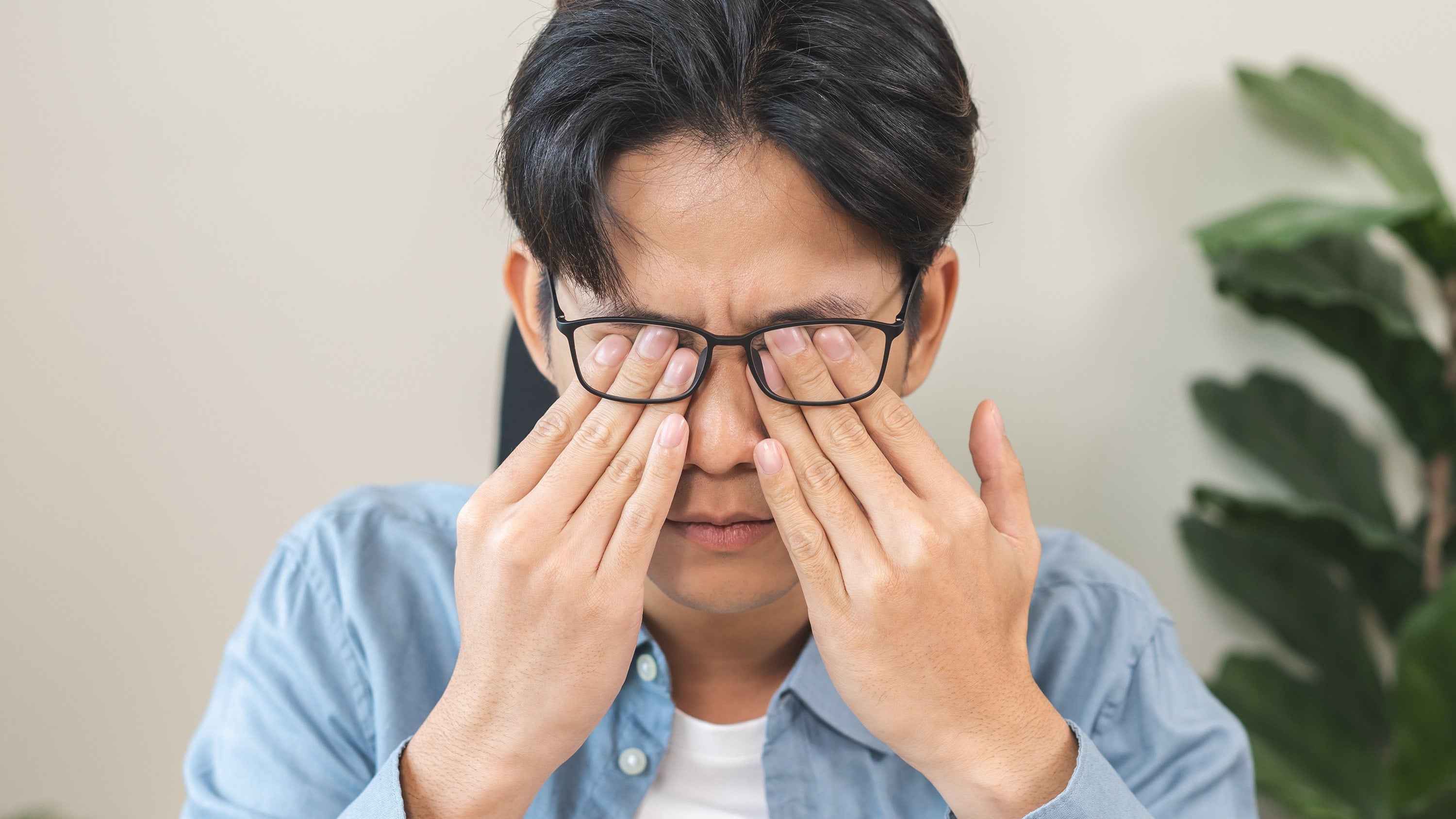 A 36-year-old man’s severe vision loss due to mites highlights the critical need for good personal hygiene, especially regular bedding changes. Photo: Shutterstock