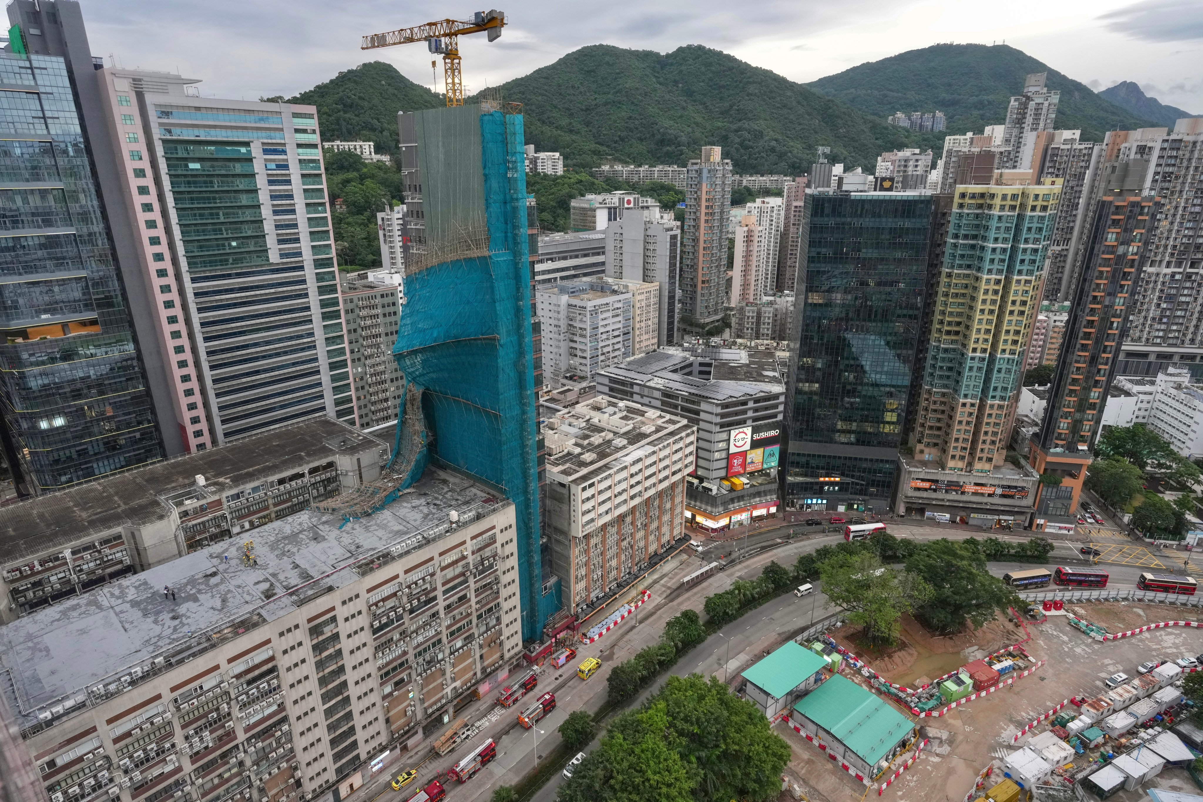 A section of scaffolding has collapsed at a building along Cheung Sha Wan Road. Photo: Karma Lo