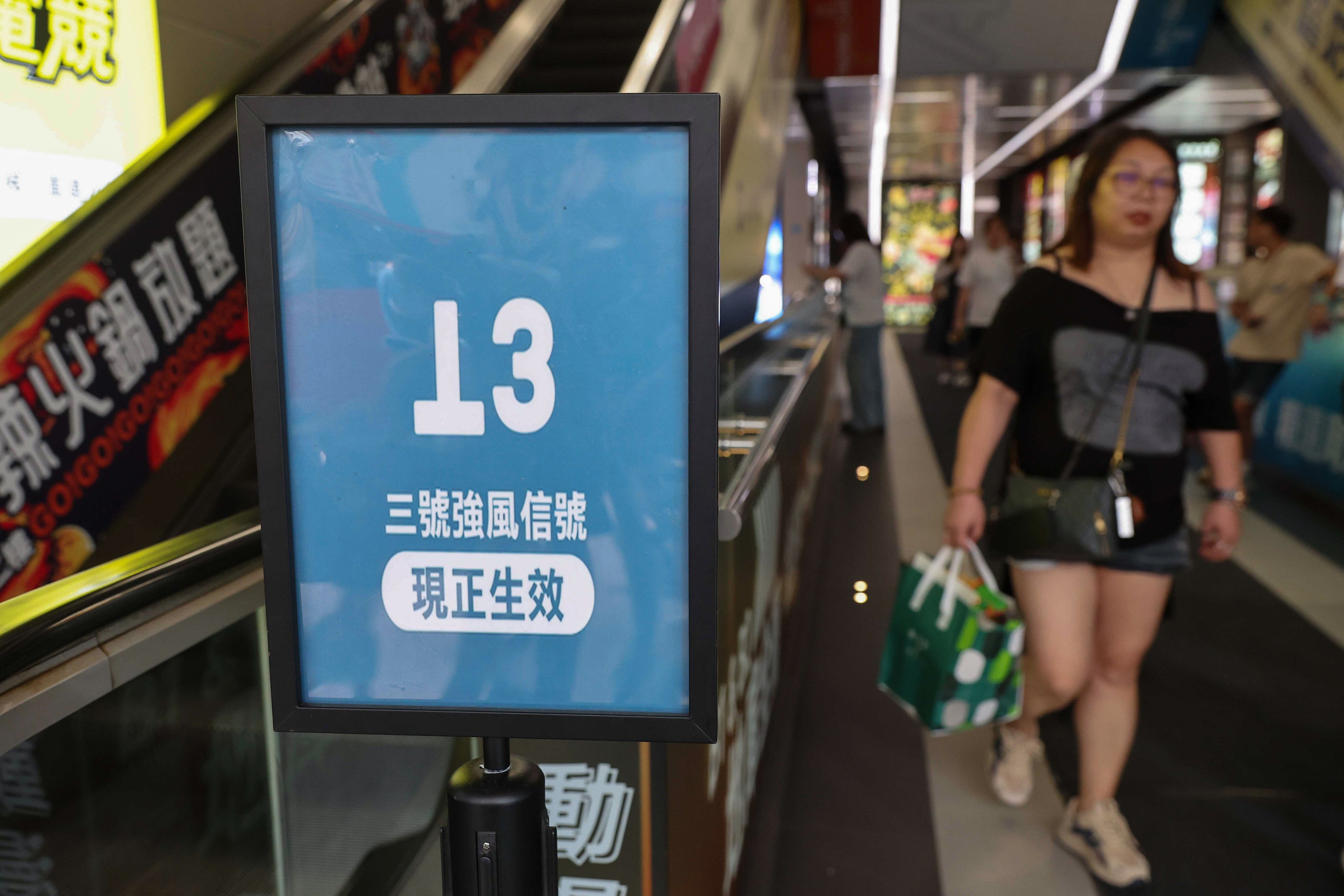 The Hong Kong Observatory issued the No 3 typhoon signal at 1.20pm. Photo: Edmond So