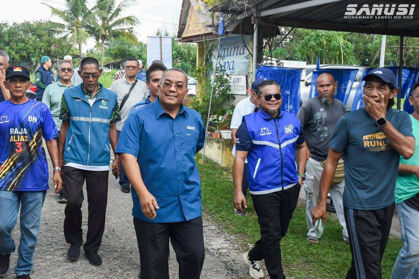 Muhammad Sanusi Md Nor (centre) campaigns with Perikatan Nasional supporters in Negeri Sembilan on Saturday. Photo: Facebook/N24MuhammadSanusiMdNor