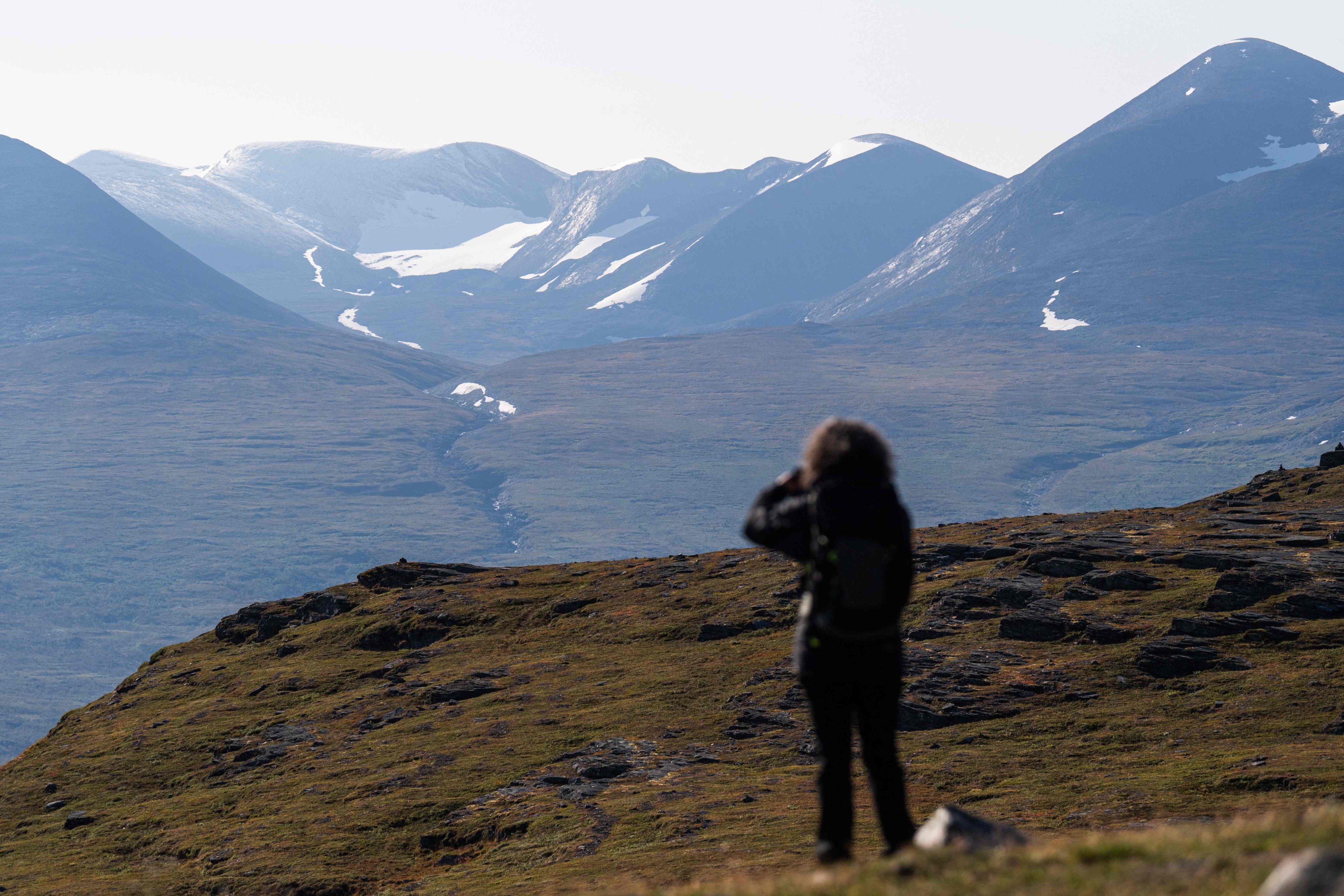 A tourist takes photos of Mount Nuolja, overlooking Abisko in northern Sweden, on August 26, 2021. Photo: AFP