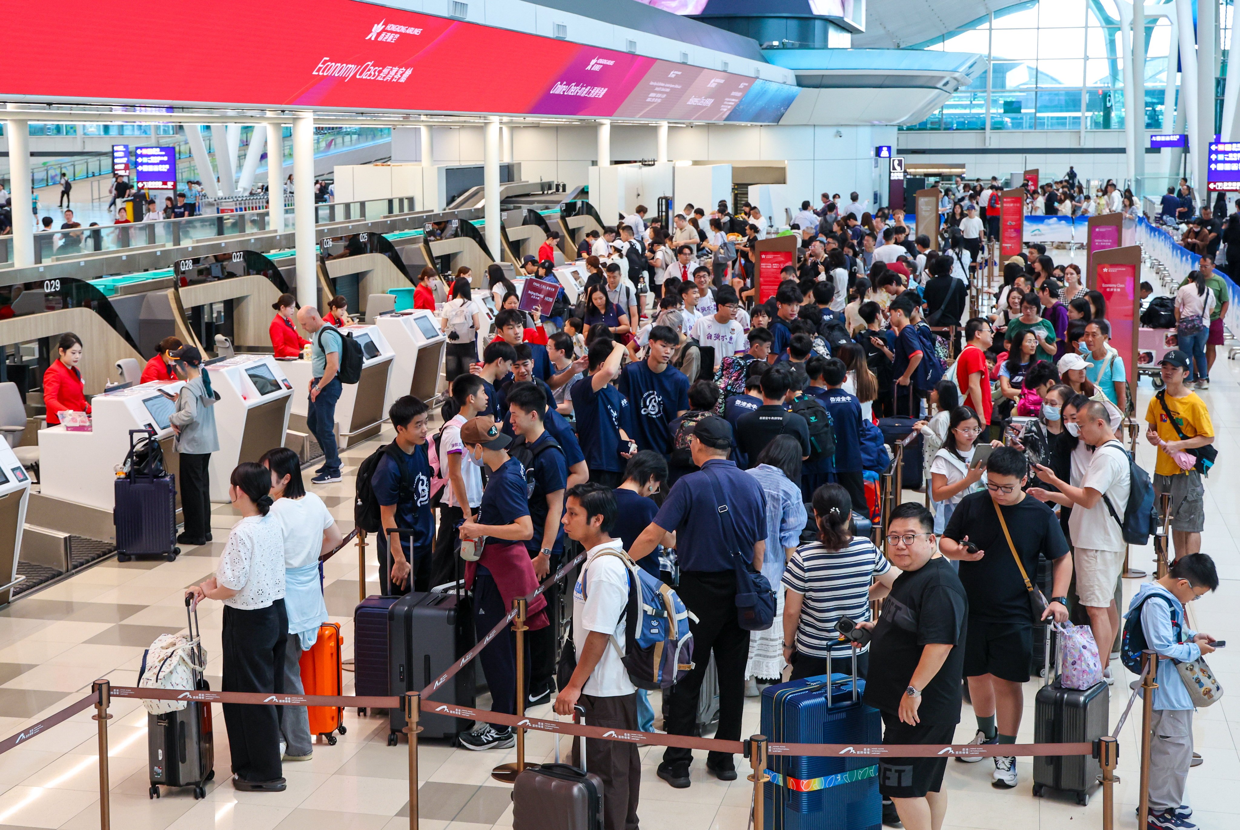 Crowds of travellers queue to check in as many flights resume service on Sunday afternoon. Photo: Dickson Lee