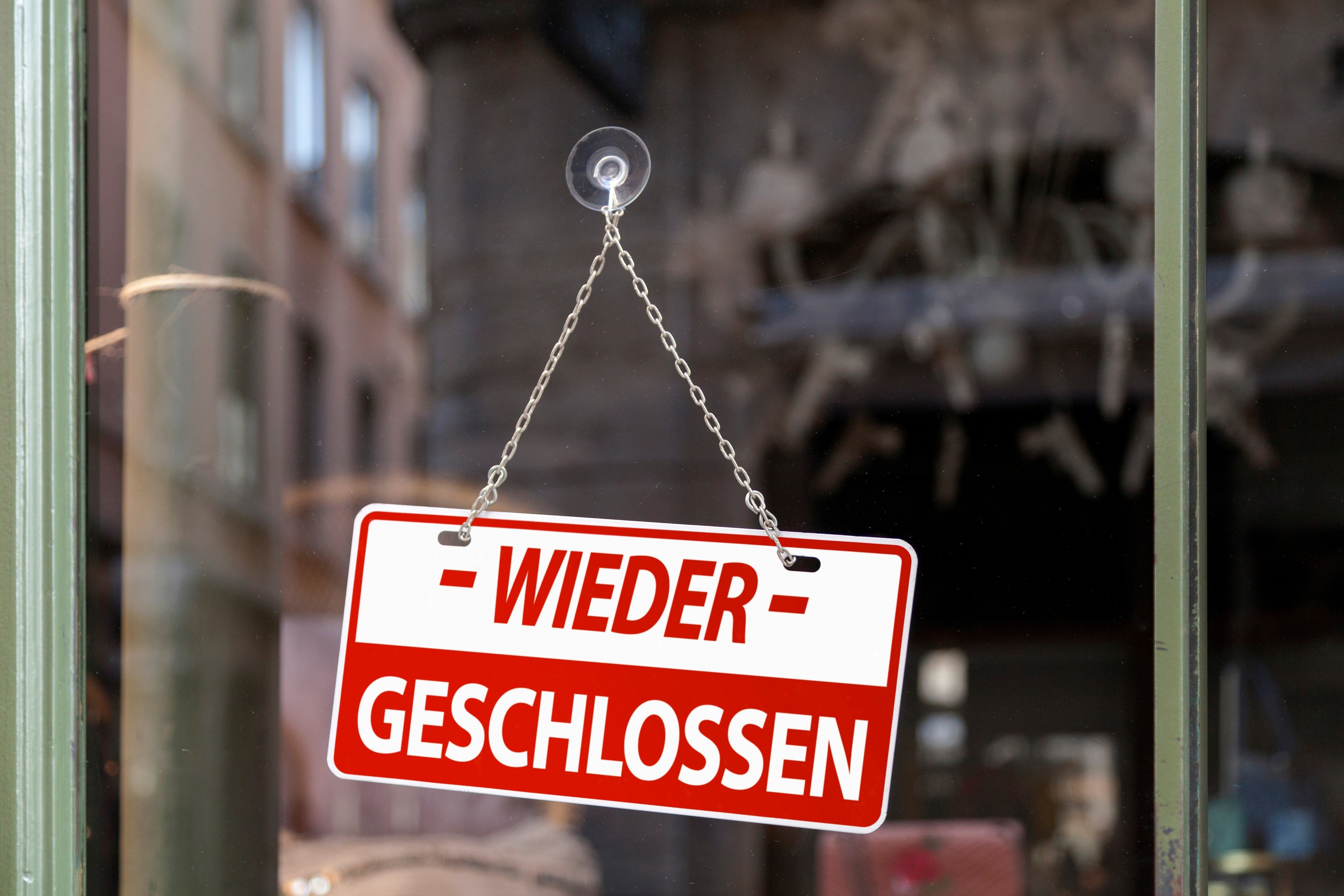 A “closed again” sign is seen in a German shop window. Photo: Shutterstock