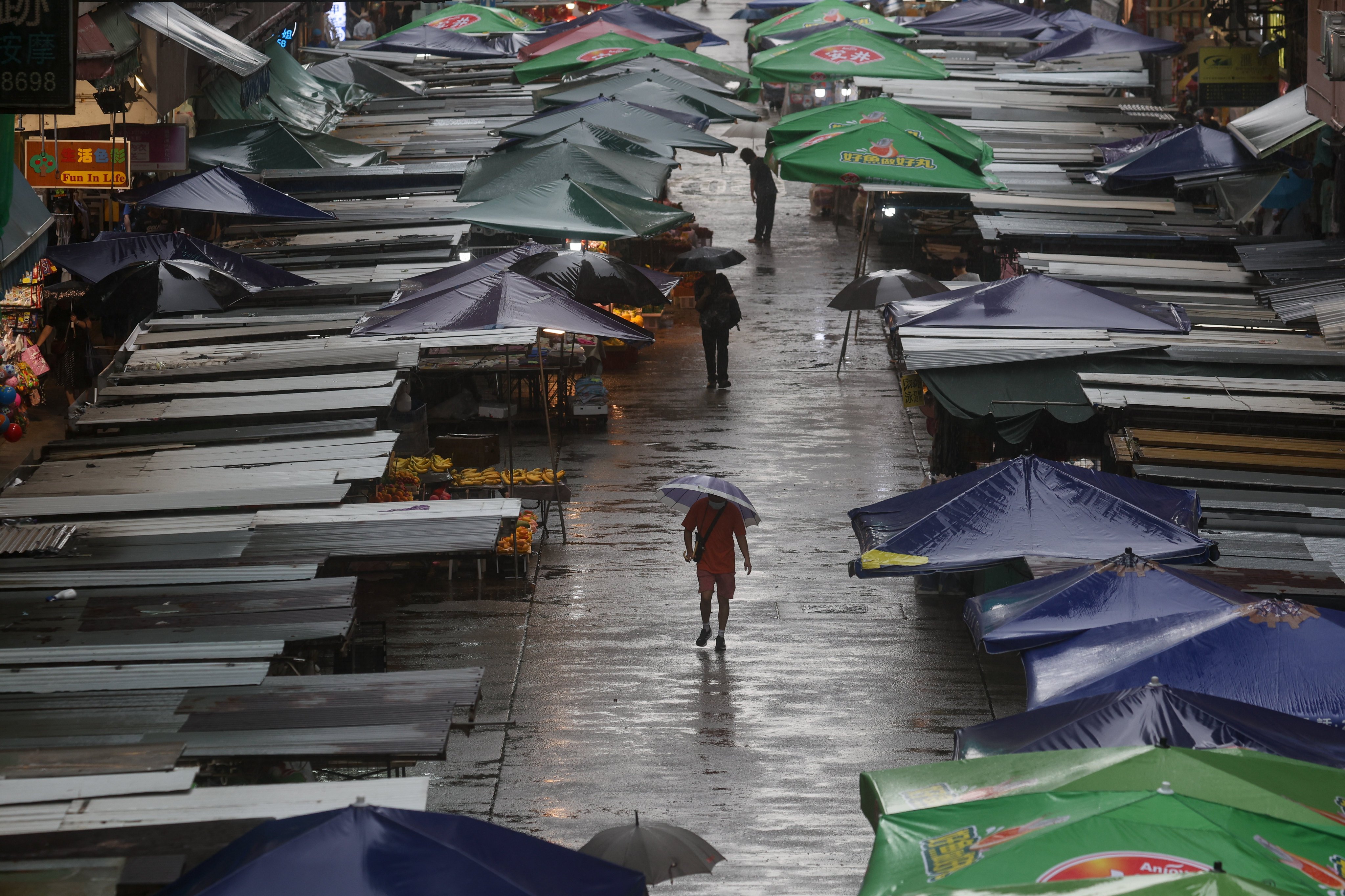 Street market stalls in Mong Kok. Photo: Edmond So