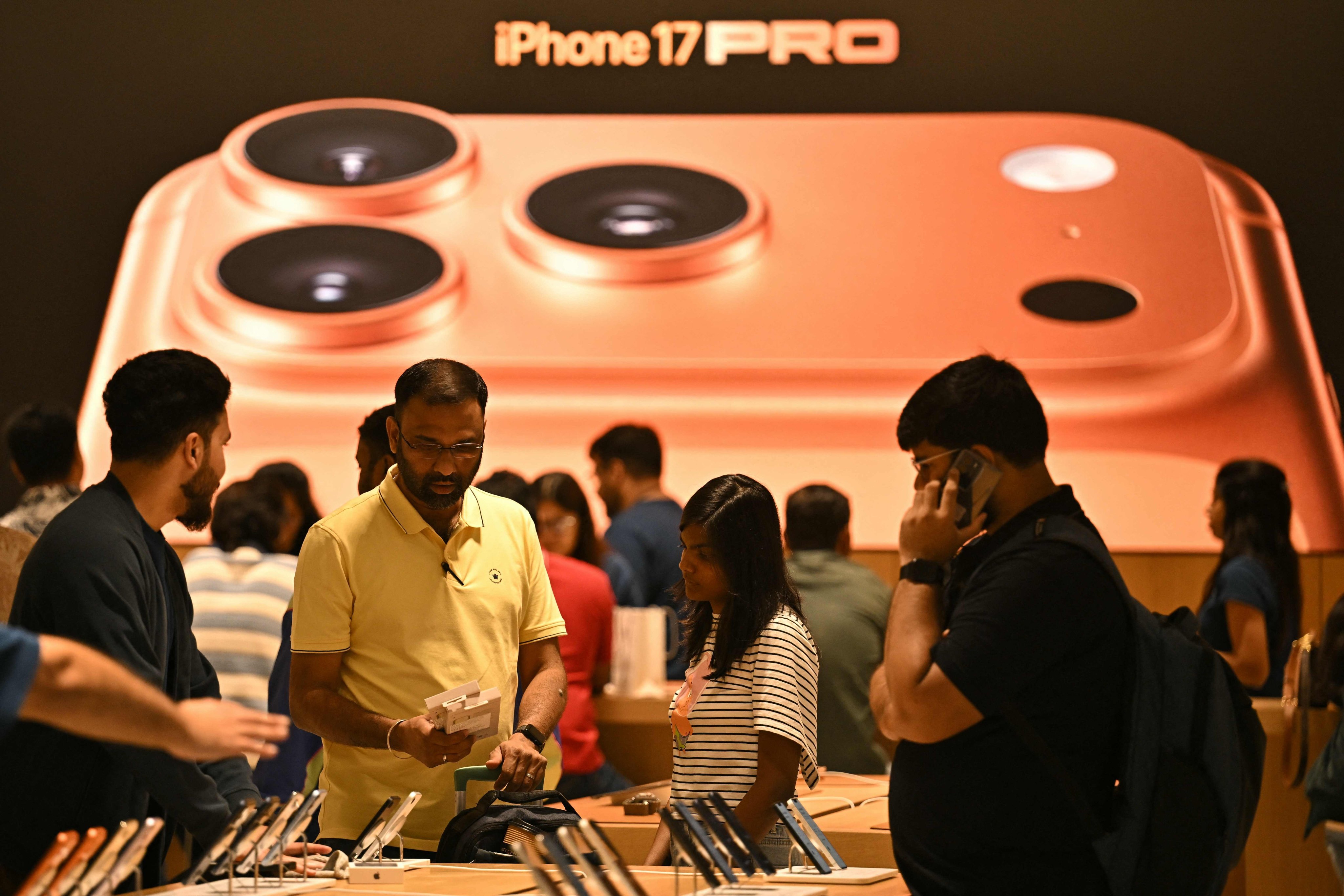 Customers purchase the newly launched iPhone 17 at Apple Hebbal, in Bengaluru on September 19, 2025. Photo: AFP
