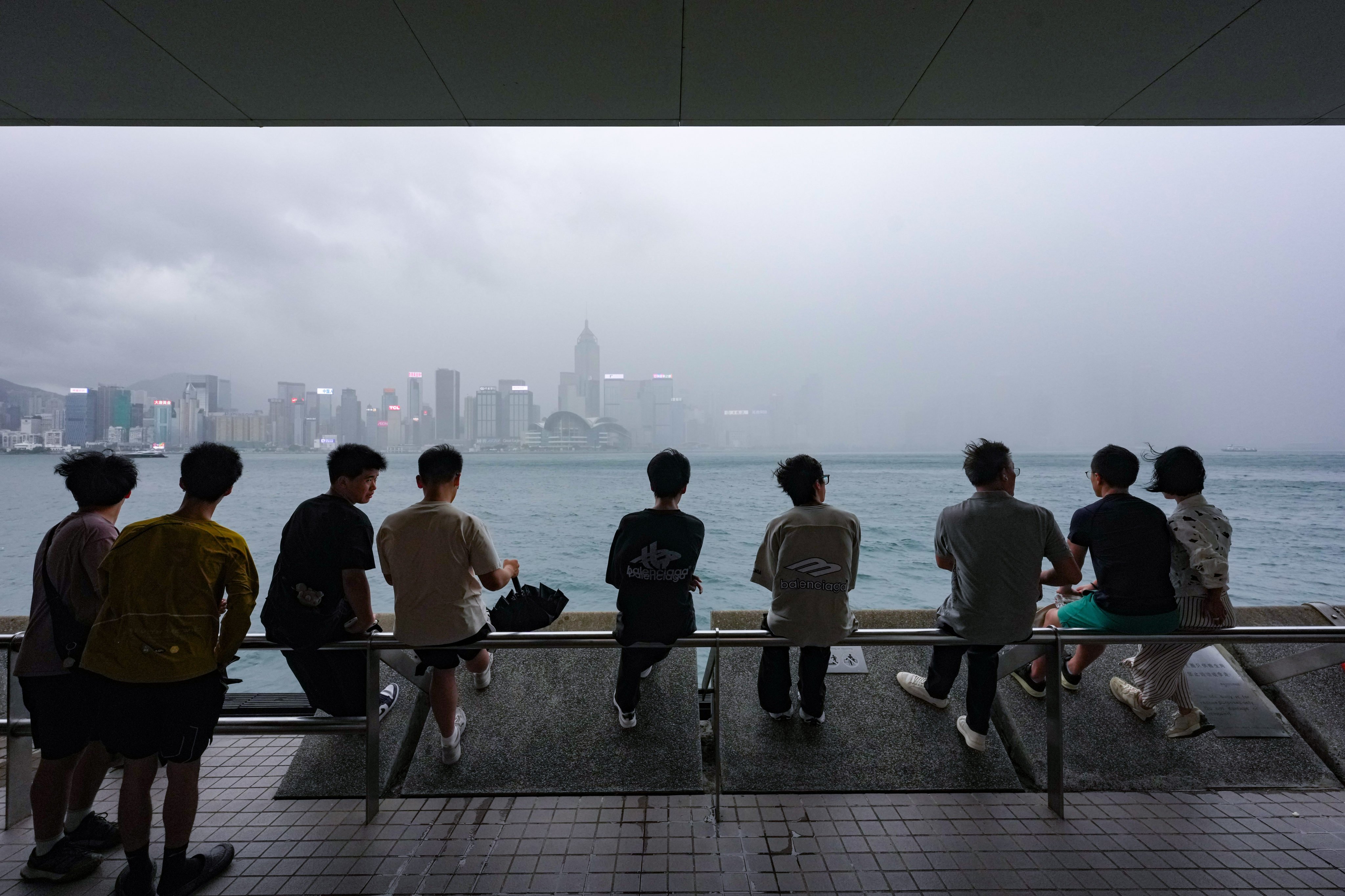 People at the Tsim Sha Tsui waterfront amid heavy rain. Photo: Jelly Tse