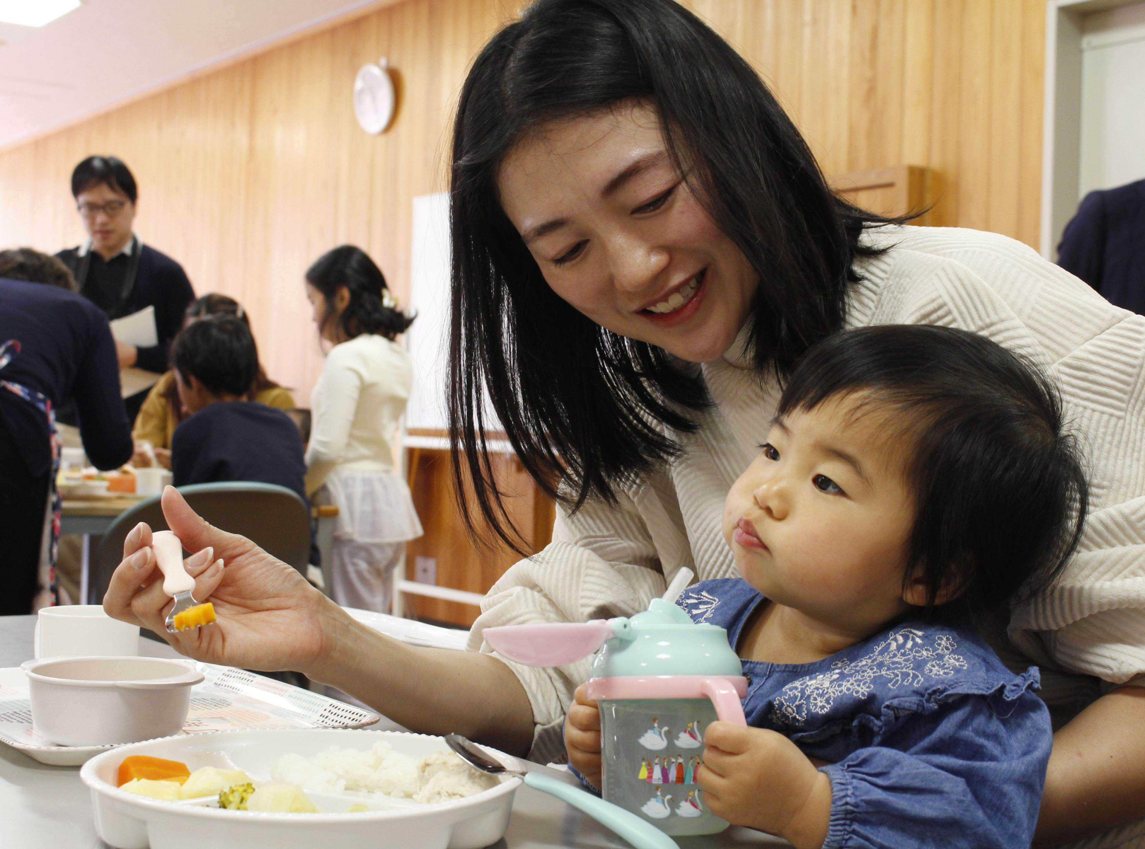 Yurie Kuki and her child have a meal at Baby Cafe Arida in Arida, Wakayama Prefecture. Photo: Kyodo