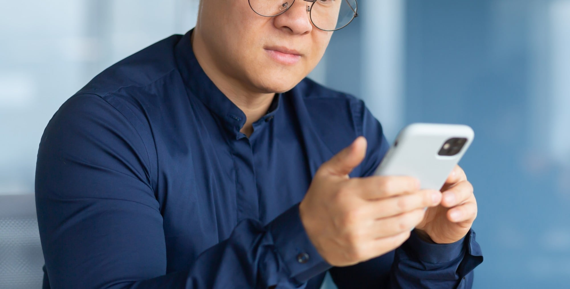 After repeatedly using derogatory language, the father’s chat messages made the son feel embarrassed in front of peers and community members. Photo: Shutterstock After repeatedly using derogatory language, the father’s chat messages made the son feel embarrassed in front of peers and community members. Photo: Shutterstock