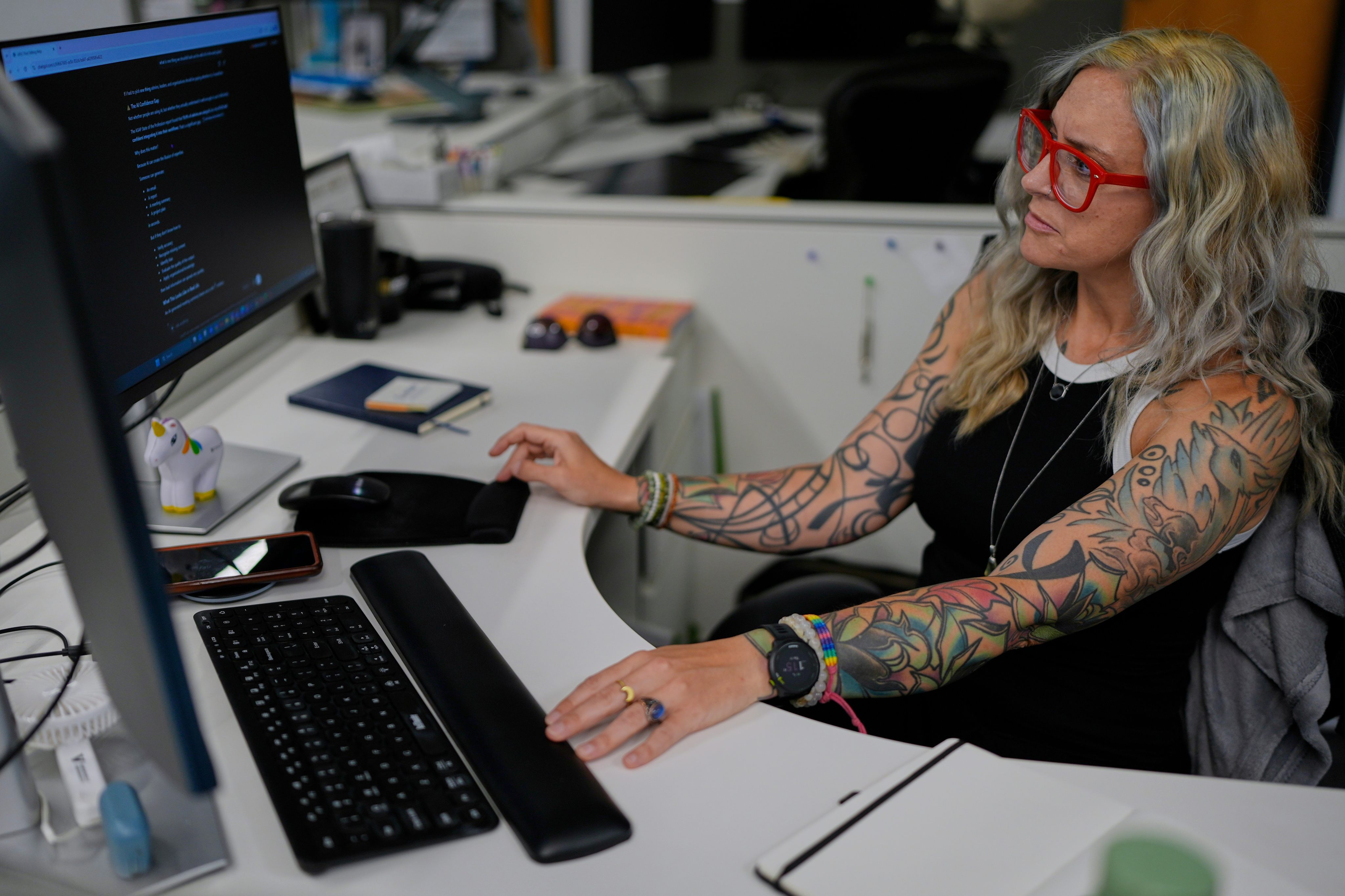 A woman uses artificial intelligence to assist in her administrative tasks at Vanderbilt University in Nashville, Tennessee, on June 11. Photo: AP