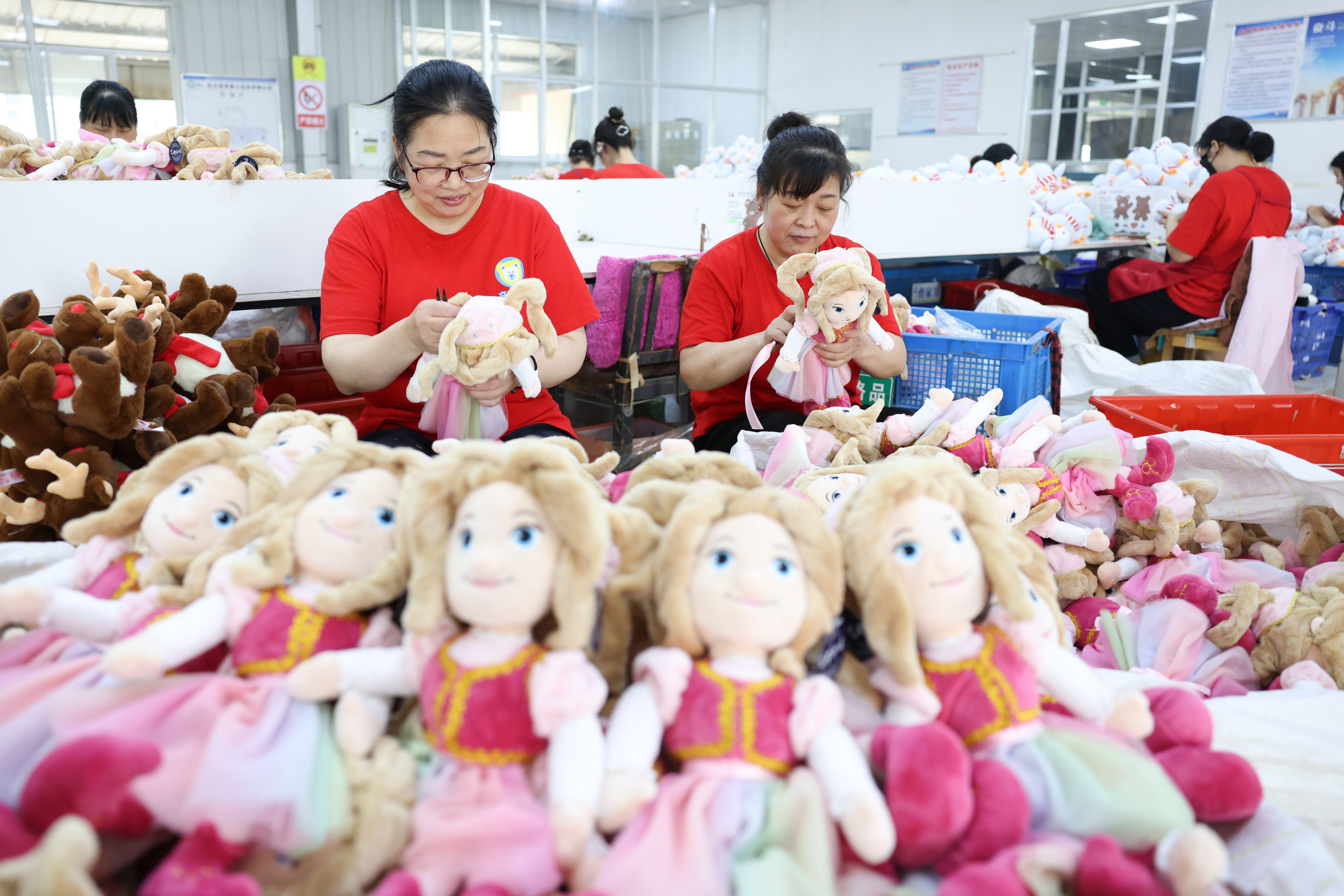 Workers produce stuffed toys for export at a toy factory in Lianyungang, Jiangsu province on July 18. Photo: Getty Images