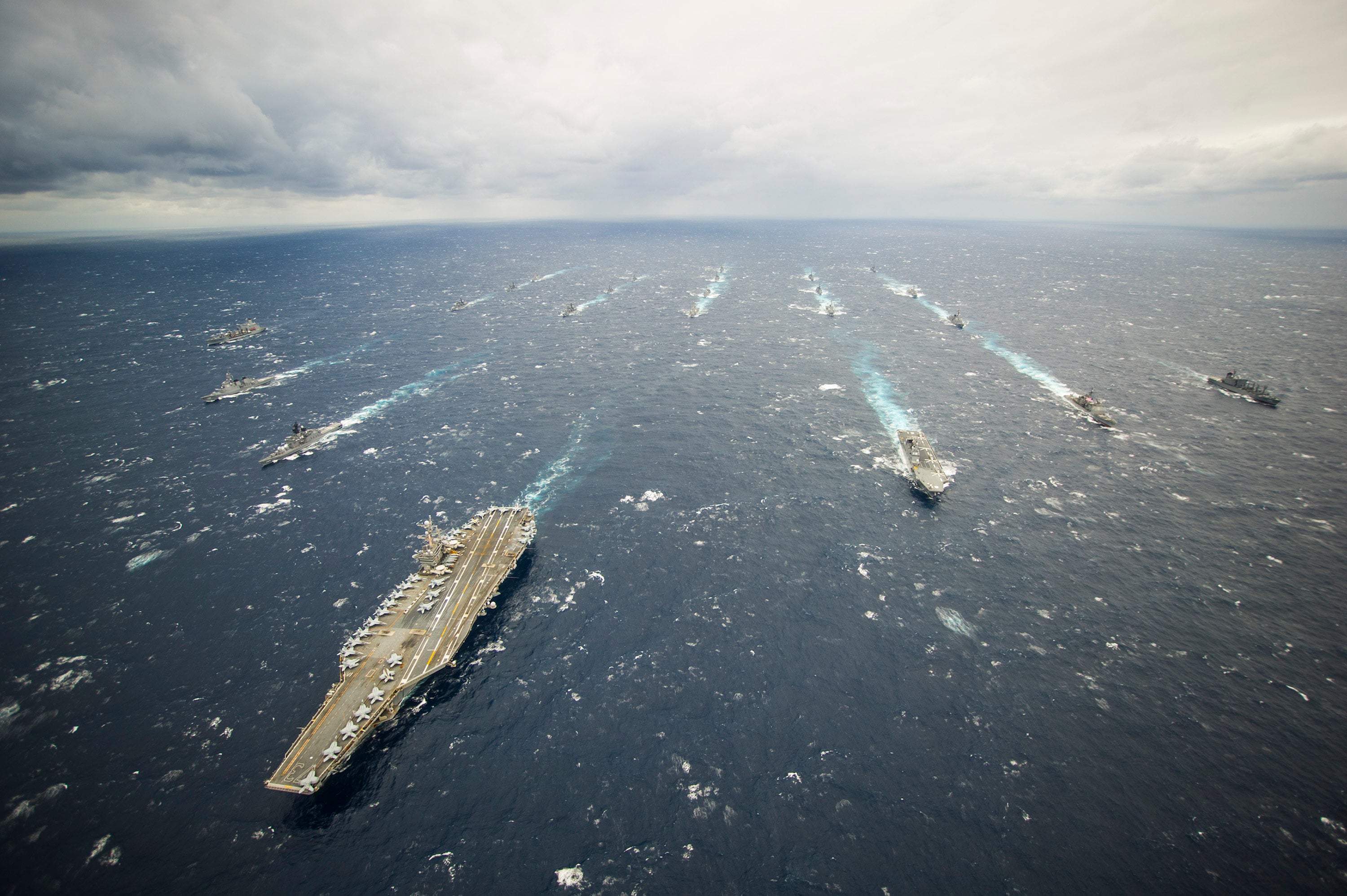 Tàu USS George Washington và nhóm tác chiến tàu sân bay của nó huấn luyện cùng các tàu chiến Nhật Bản vào năm 2013. Ảnh: Hải quân Hoa Kỳ
