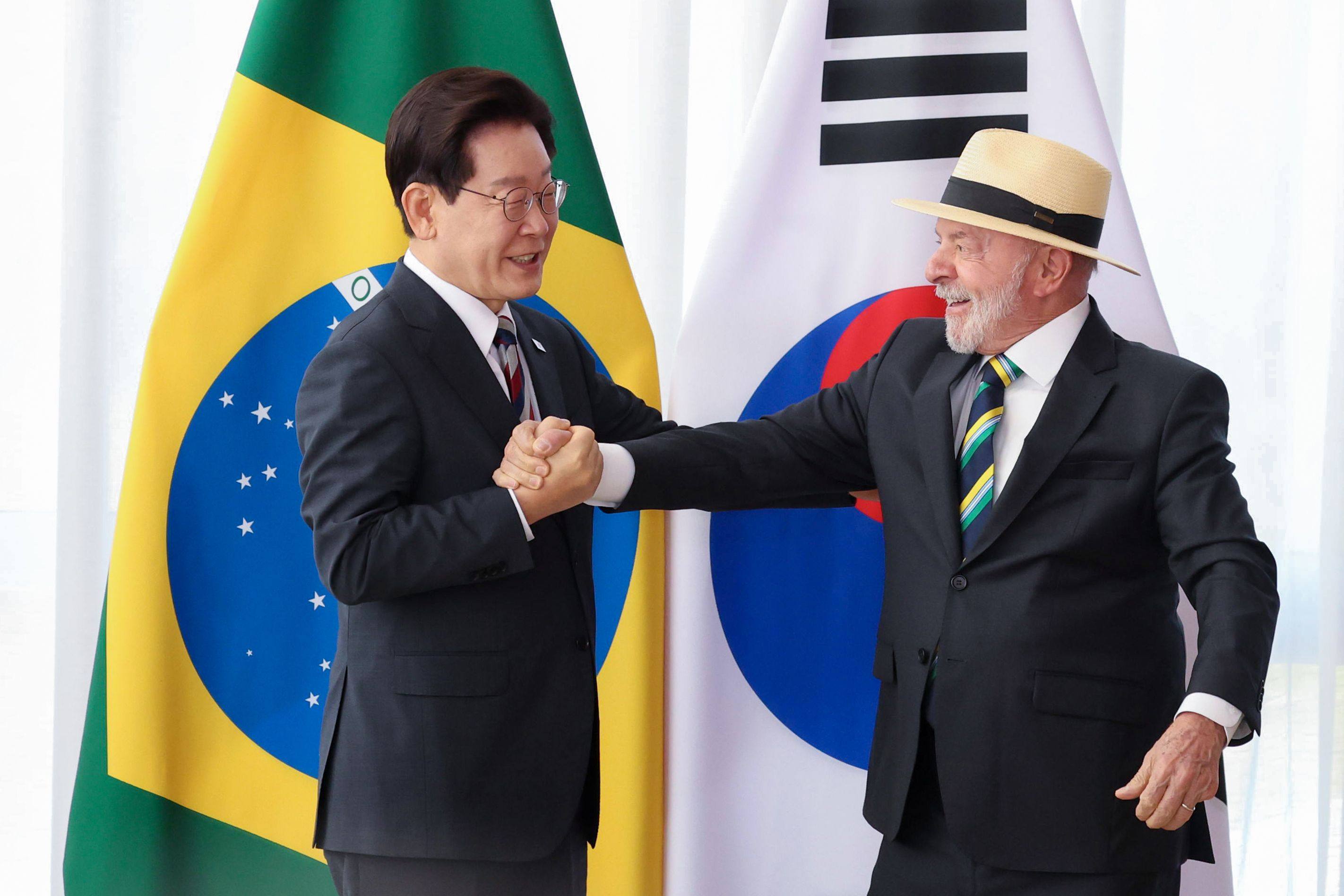Brazilian President Luiz Inacio Lula da Silva (right) greets South Korean President Lee Jae Myung ahead of their meeting at the presidential office in Brasilia on Monday. Photo: Yonhap/dpa