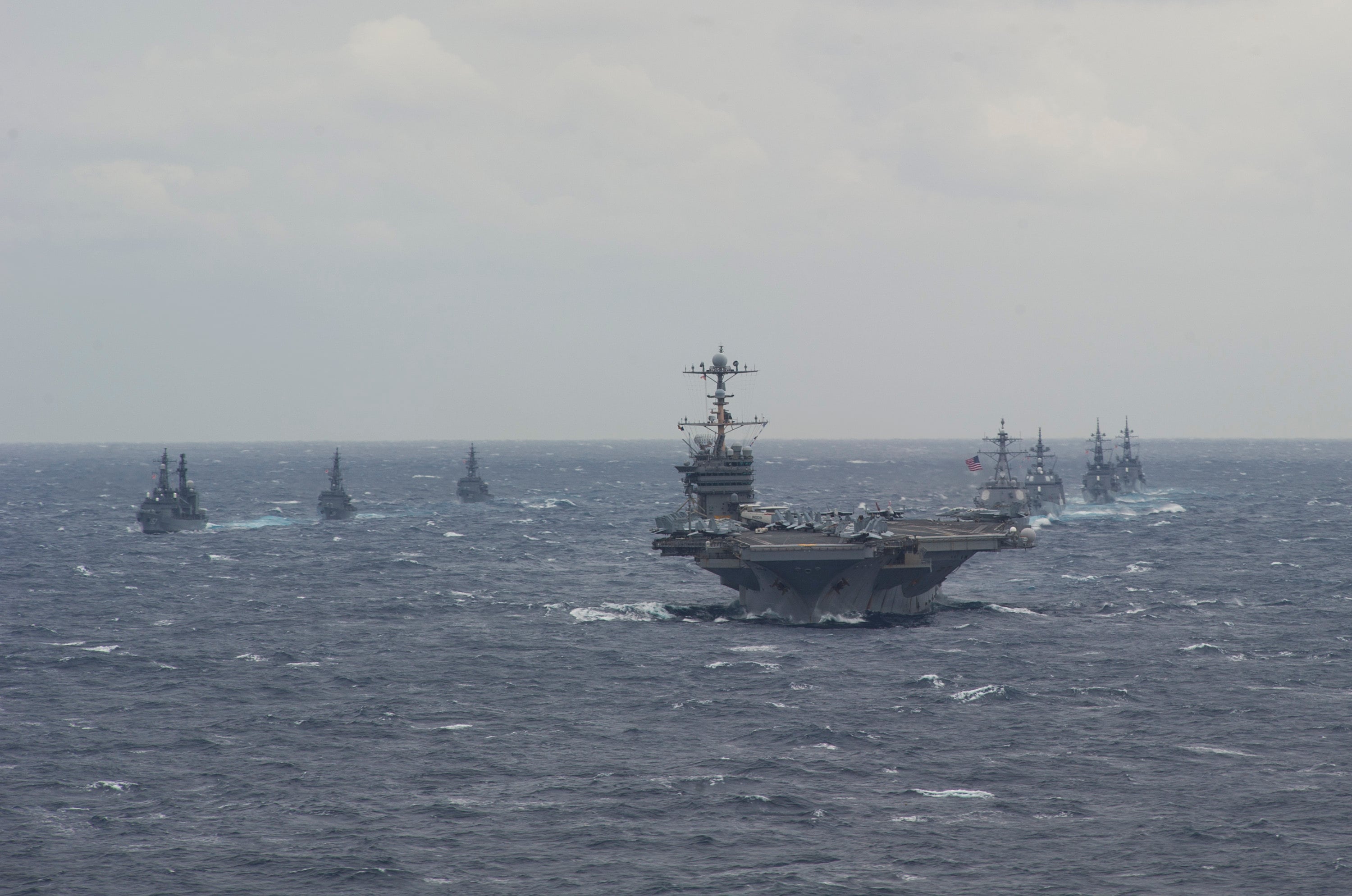 Tàu USS George Washington và nhóm tác chiến tàu sân bay của nó huấn luyện cùng các tàu chiến Nhật Bản vào năm 2013. Ảnh: Hải quân Hoa Kỳ