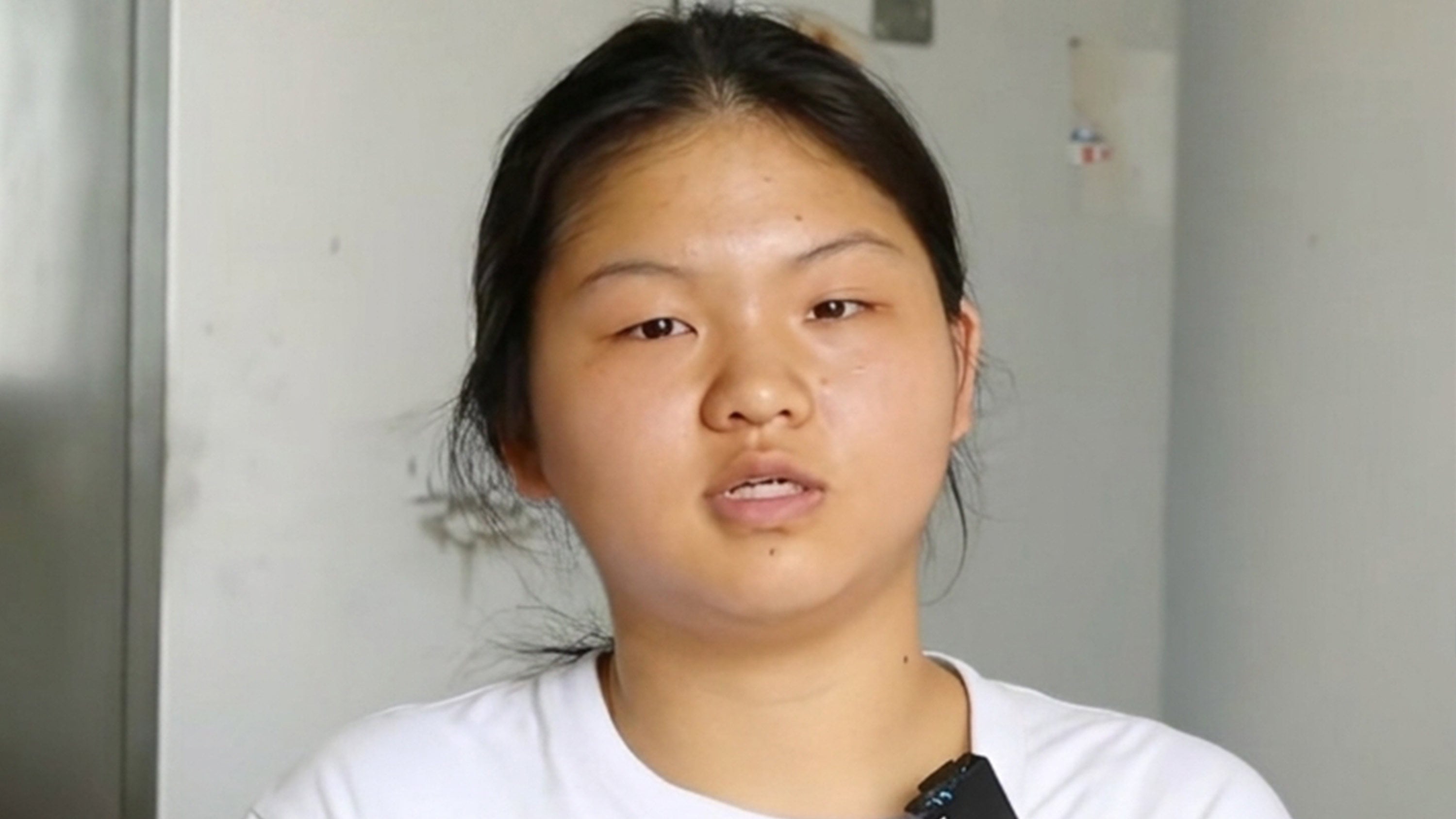 Right after completing the Chinese gaokao, an 18-year-old student lost her grandmother, leaving her entirely alone. Photo: Douyin