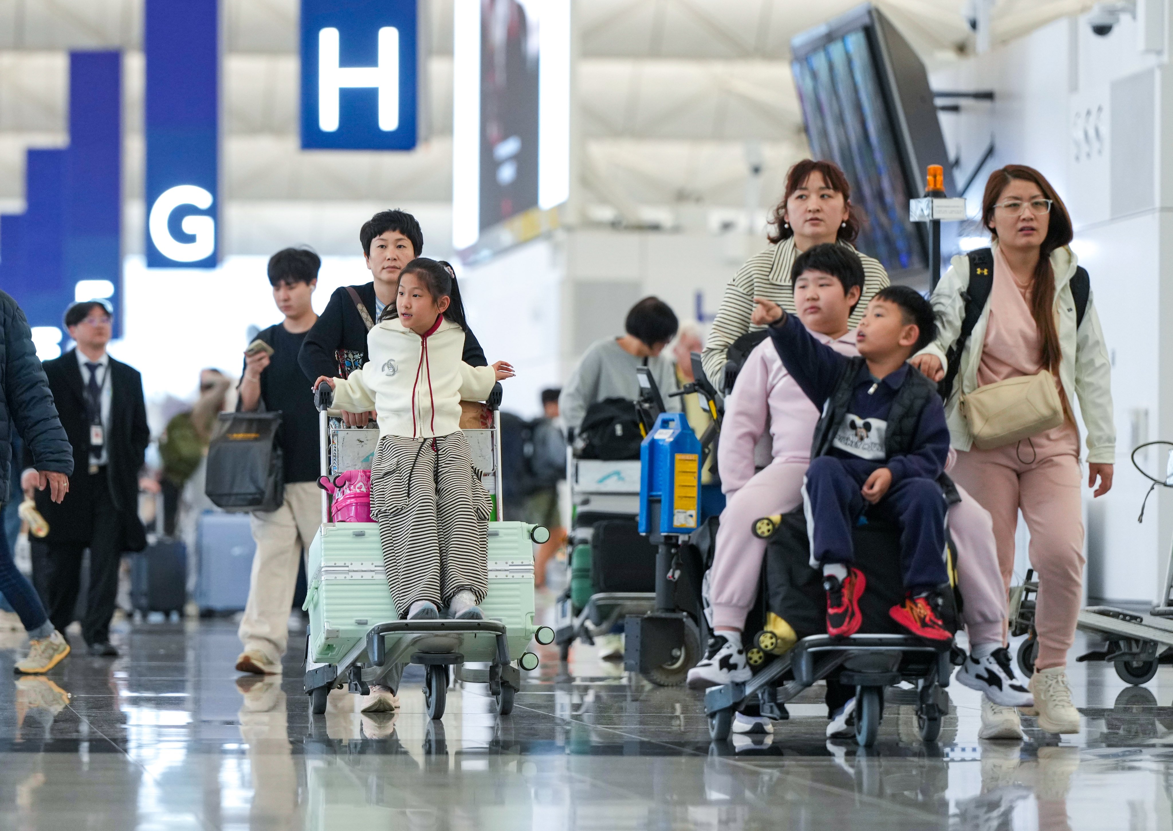 Revamped Huanggang checkpoint needs Hong Kong airport bus link, experts ...