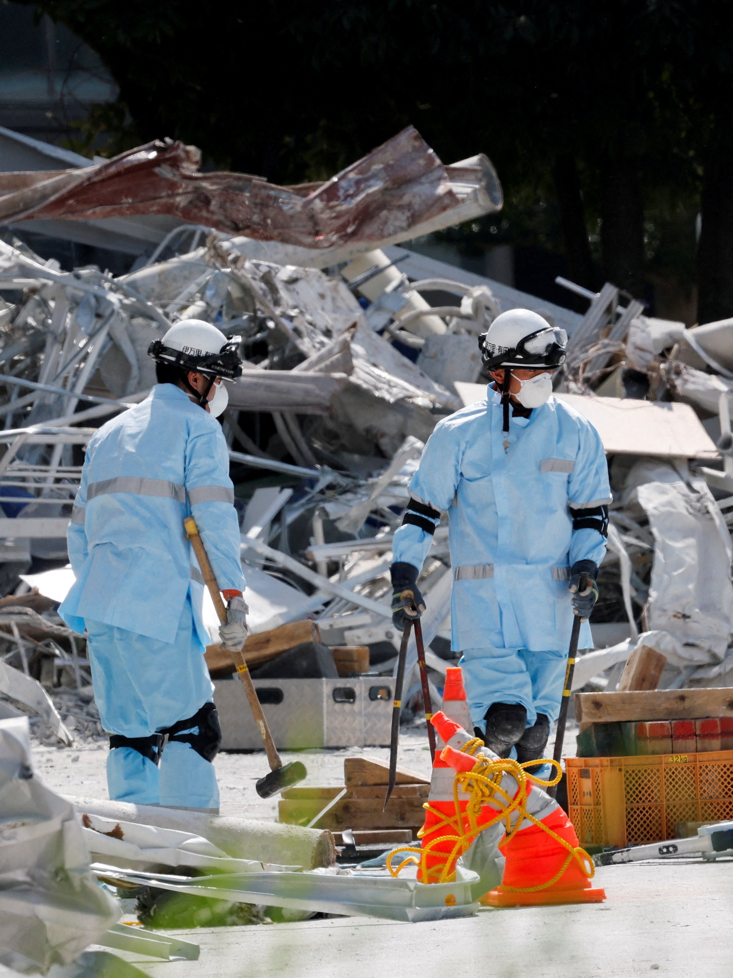 Rescuer conduct a search operation at the damaged Aeon Mall shopping centre in Kashima town, Kumamoto prefecture, on Thursday. Photo: Reuters