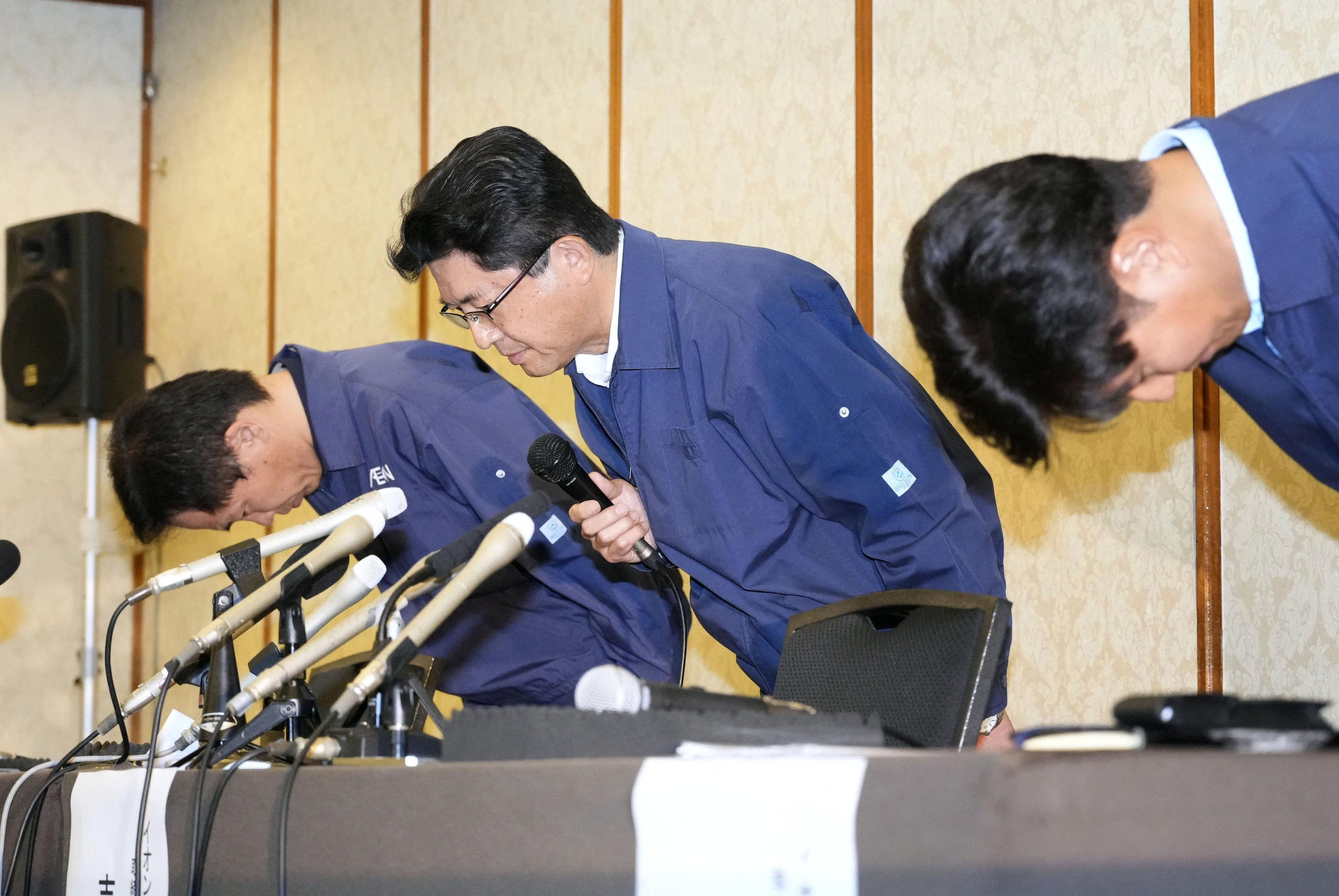 AEON President Akio Yoshida bow at a press conference after an explosion in their mall following Tuesday's earthquake in Kumamoto City, Japan, July 29, 2026. Kyodo/via REUTERS ATTENTION EDITORS - THIS IMAGE HAS BEEN SUPPLIED BY A THIRD PARTY. MANDATORY CREDIT. JAPAN OUT. NO COMMERCIAL OR EDITORIAL SALES IN JAPAN.