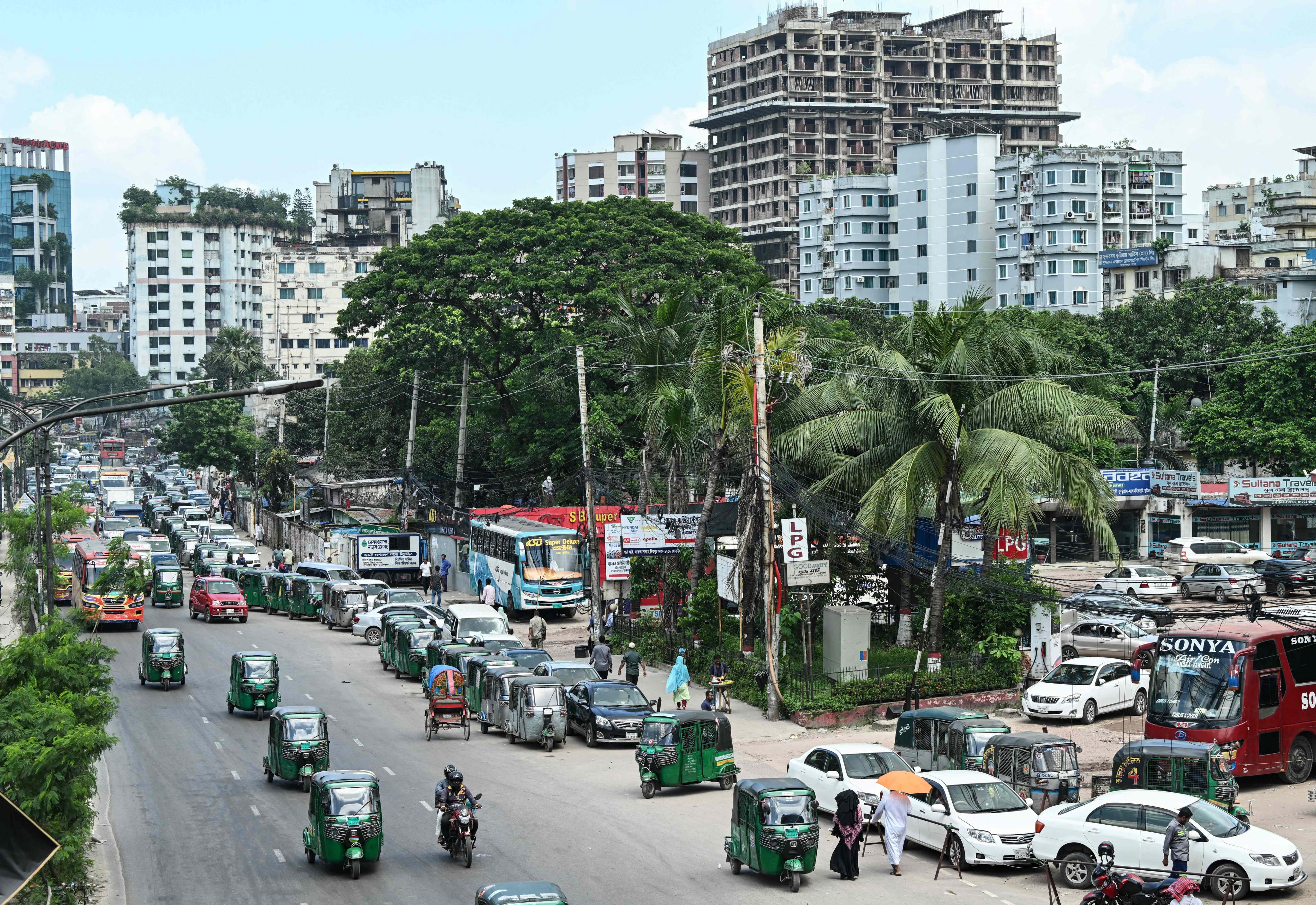 Vehicles wait in a queue to refuel with compressed natural gas at a filling station in Dhaka, Bangladesh, on July 26. Photo: AFP